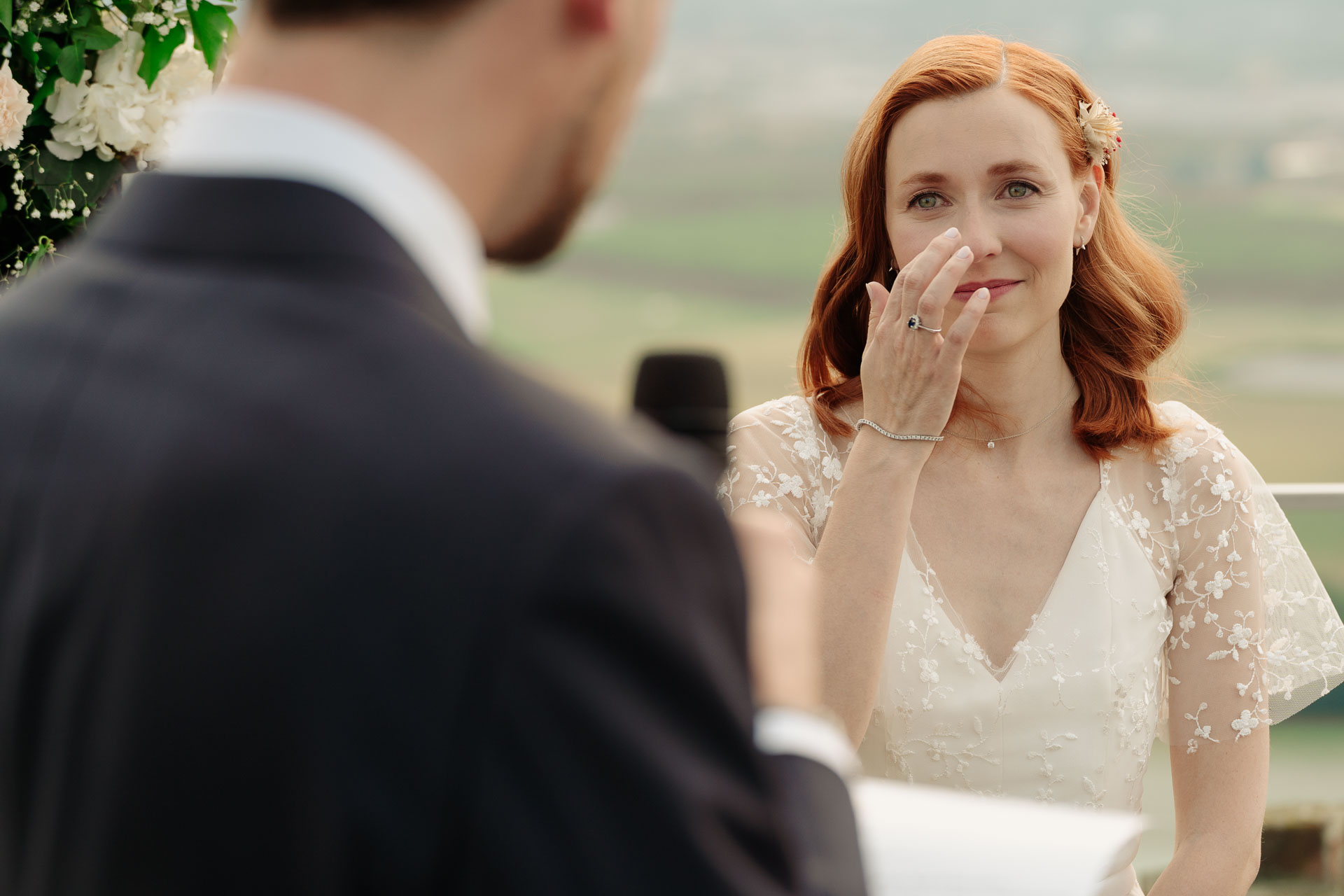La sposa si asciuga una lacrima mentre lo sposo legge le promesse