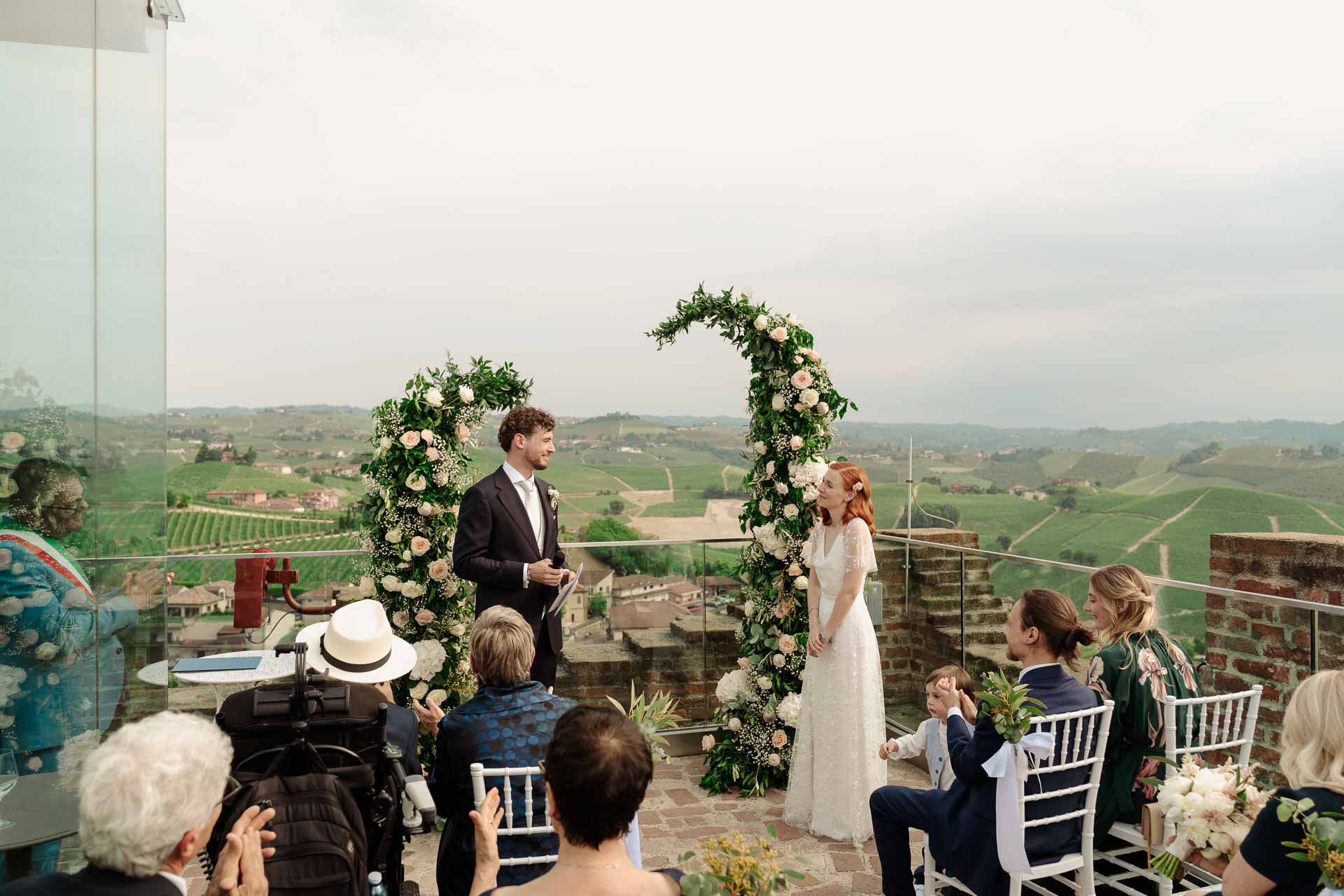 La cerimonia sulla terrazza della Torre di Barbaresco, con le colline di vigne tutto intorno