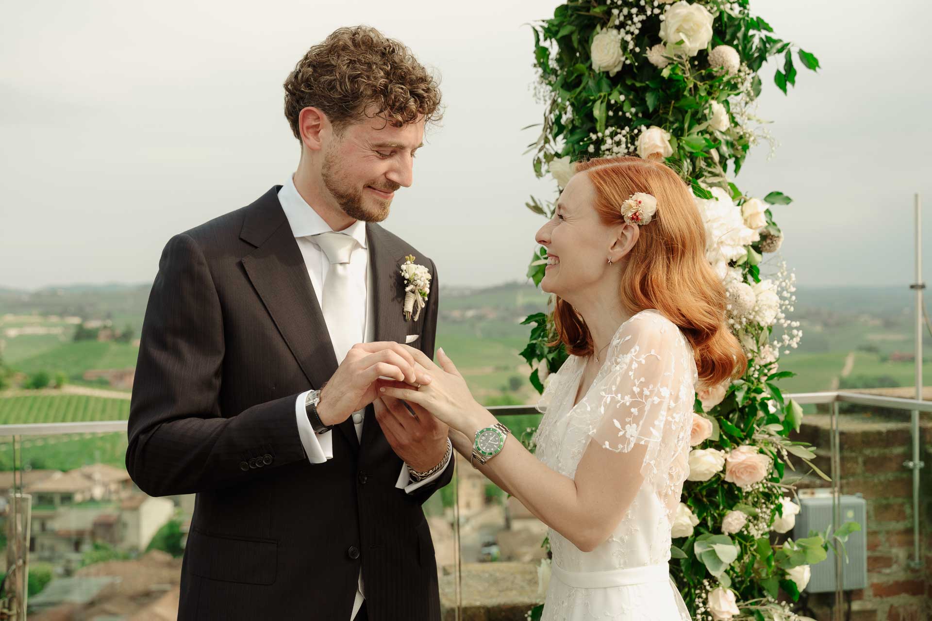 Lo sposo infila la fede alla sposa