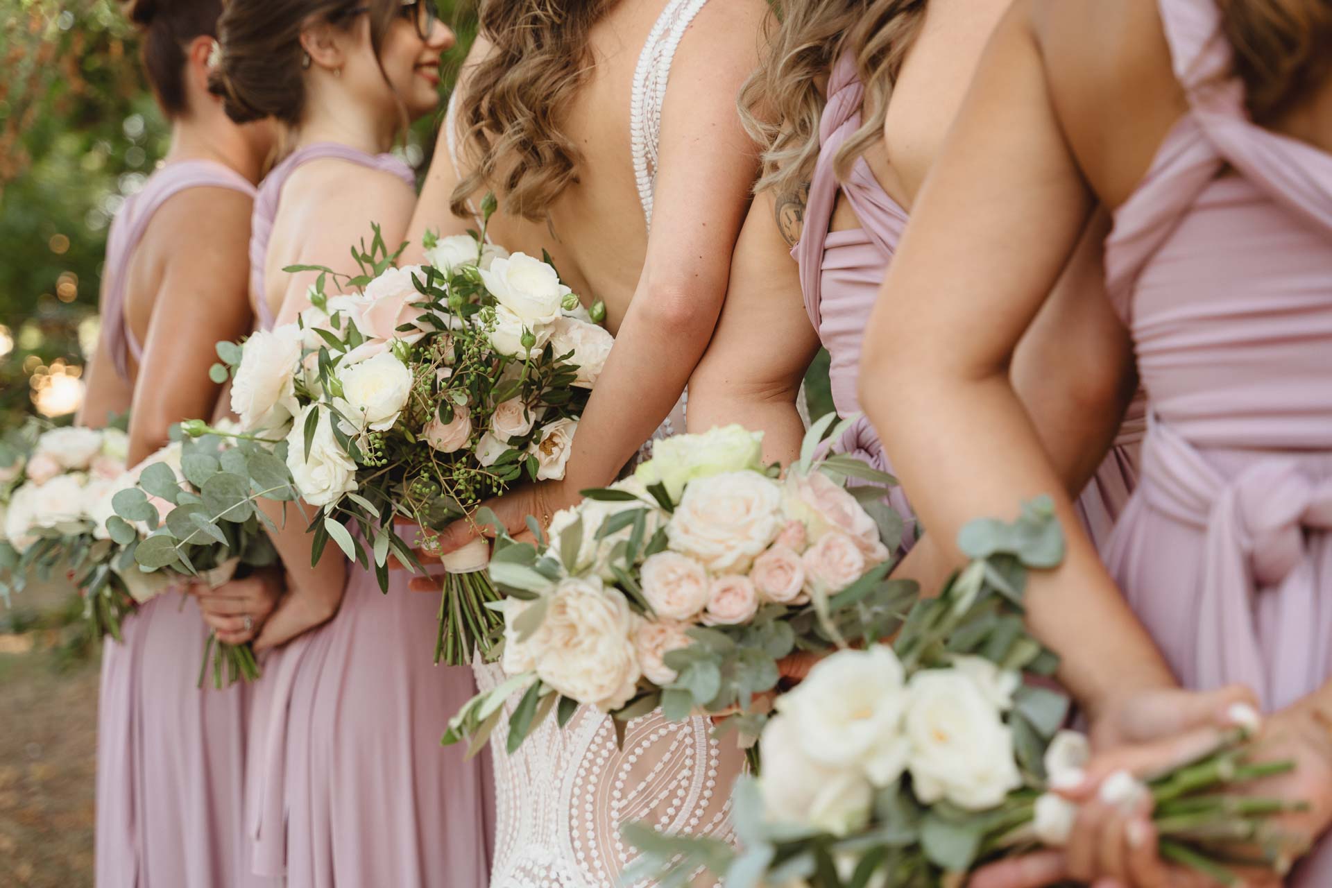 I bouquet delle damigelle in rosa, da vicino