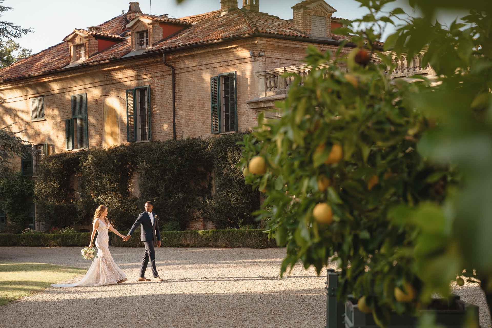 Gli sposi passeggiano davanti alla facciata della tenuta
