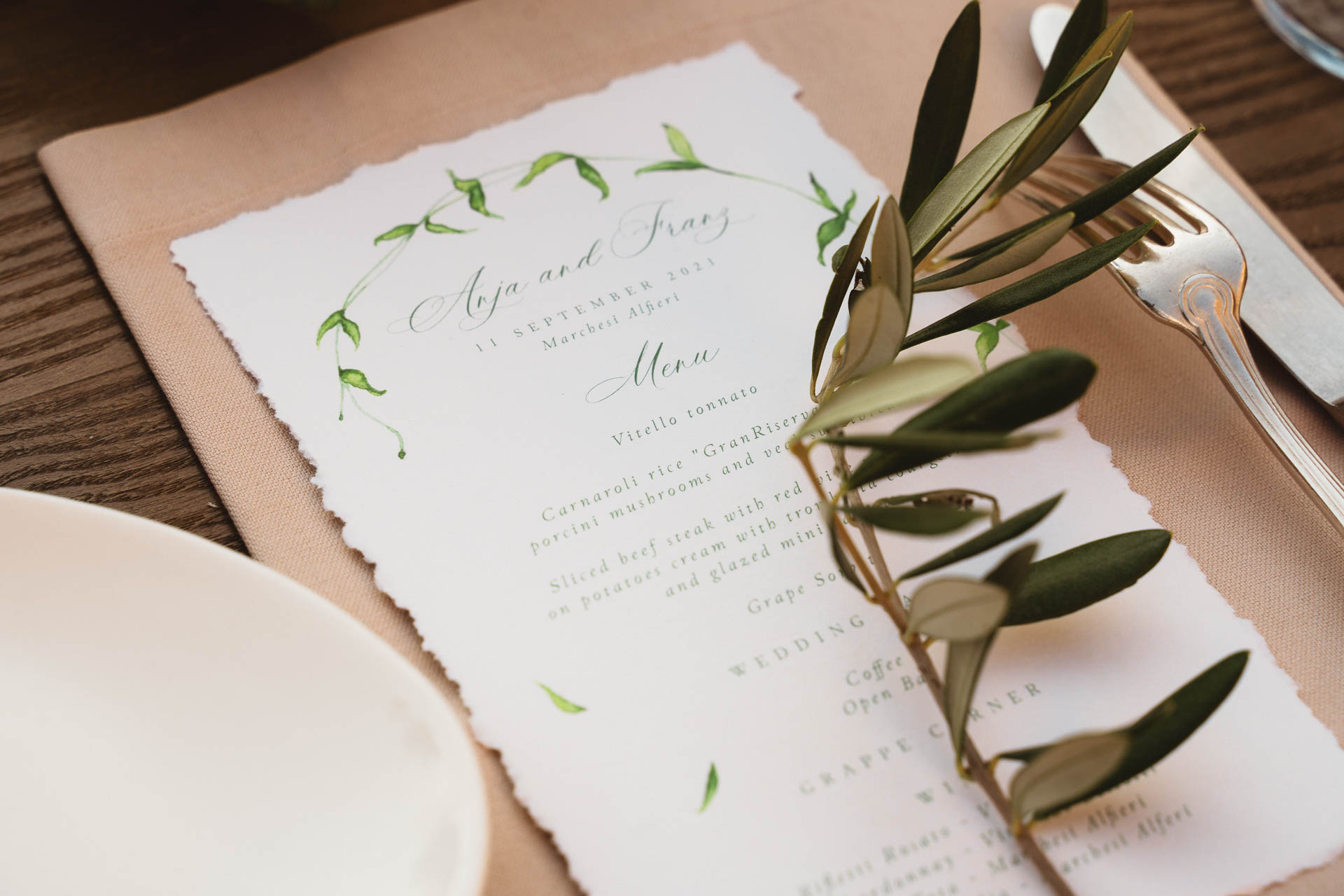 Il menu della cena con un rametto d'ulivo