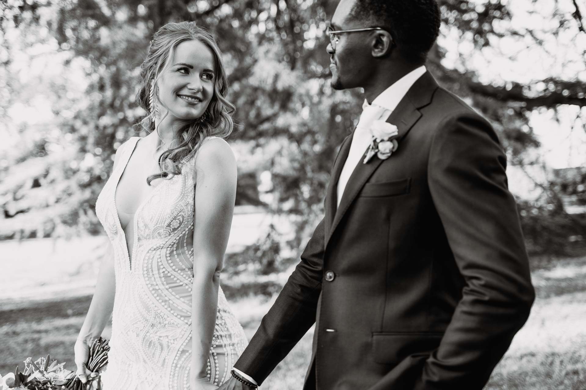 In bianco e nero, la sposa sorride allo sposo