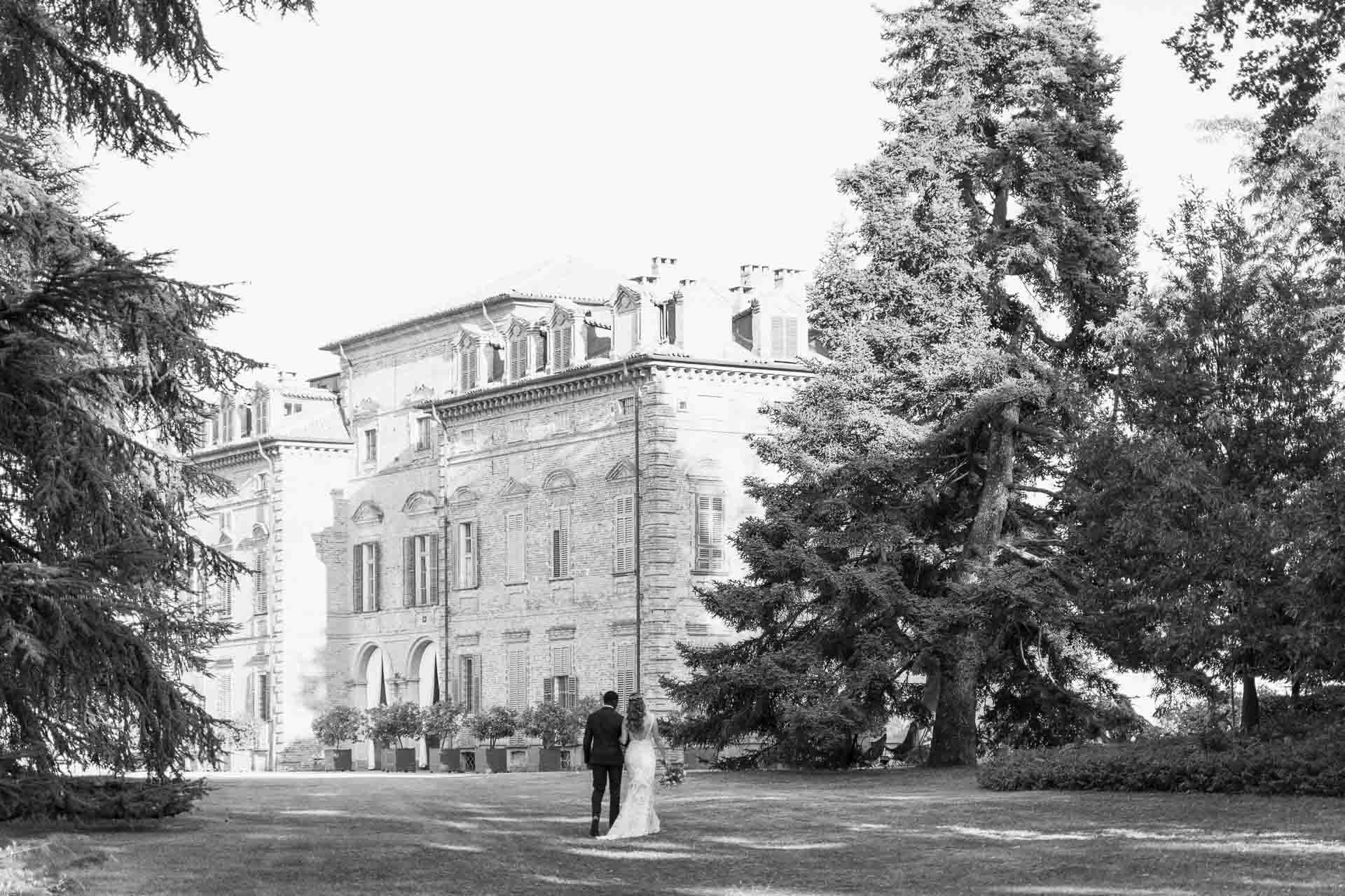 In bianco e nero, gli sposi nel viale davanti al castello