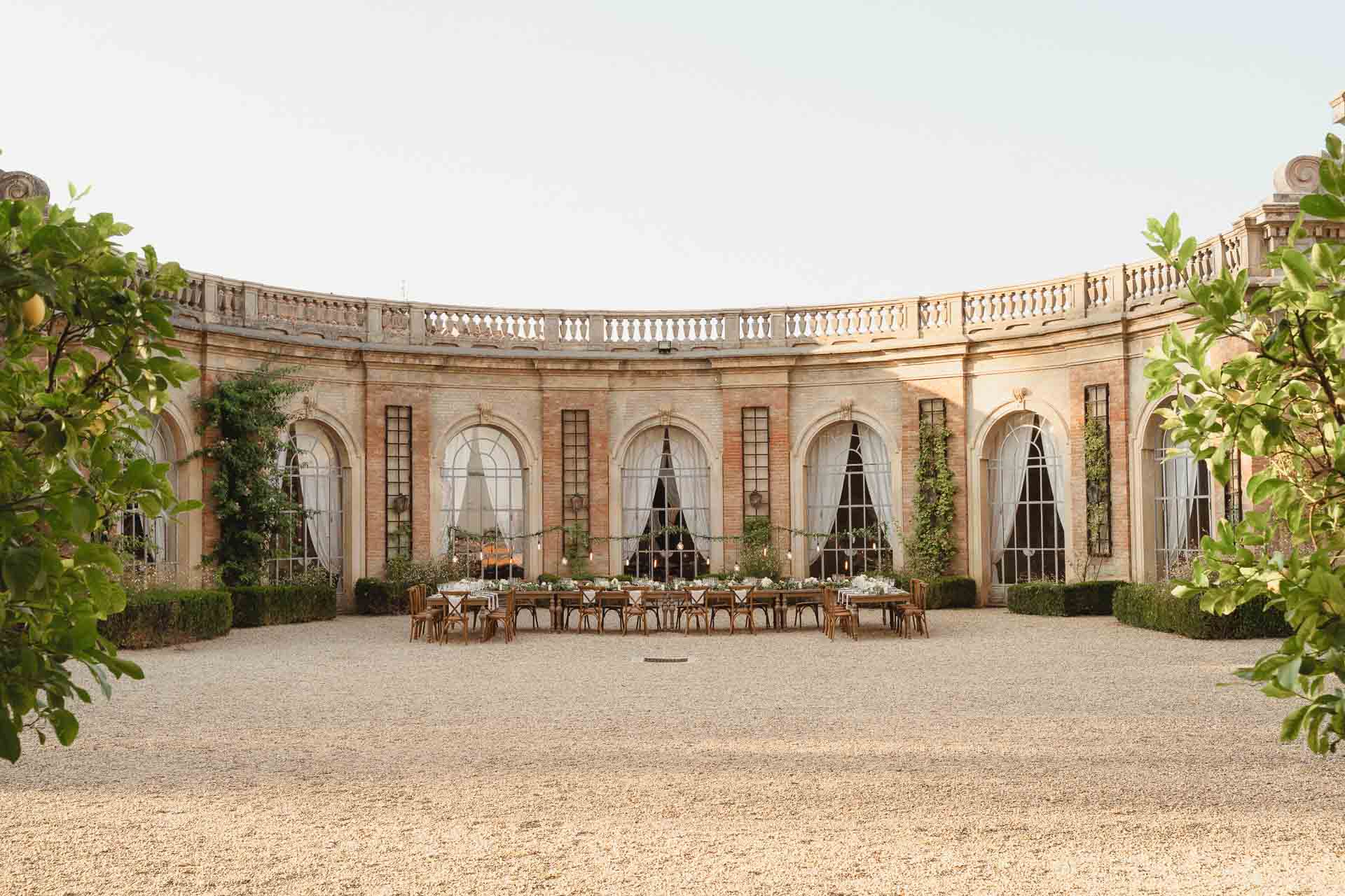 La corte ad arcate della Tenuta Marchesi Alfieri, con la tavola pronta per la cena