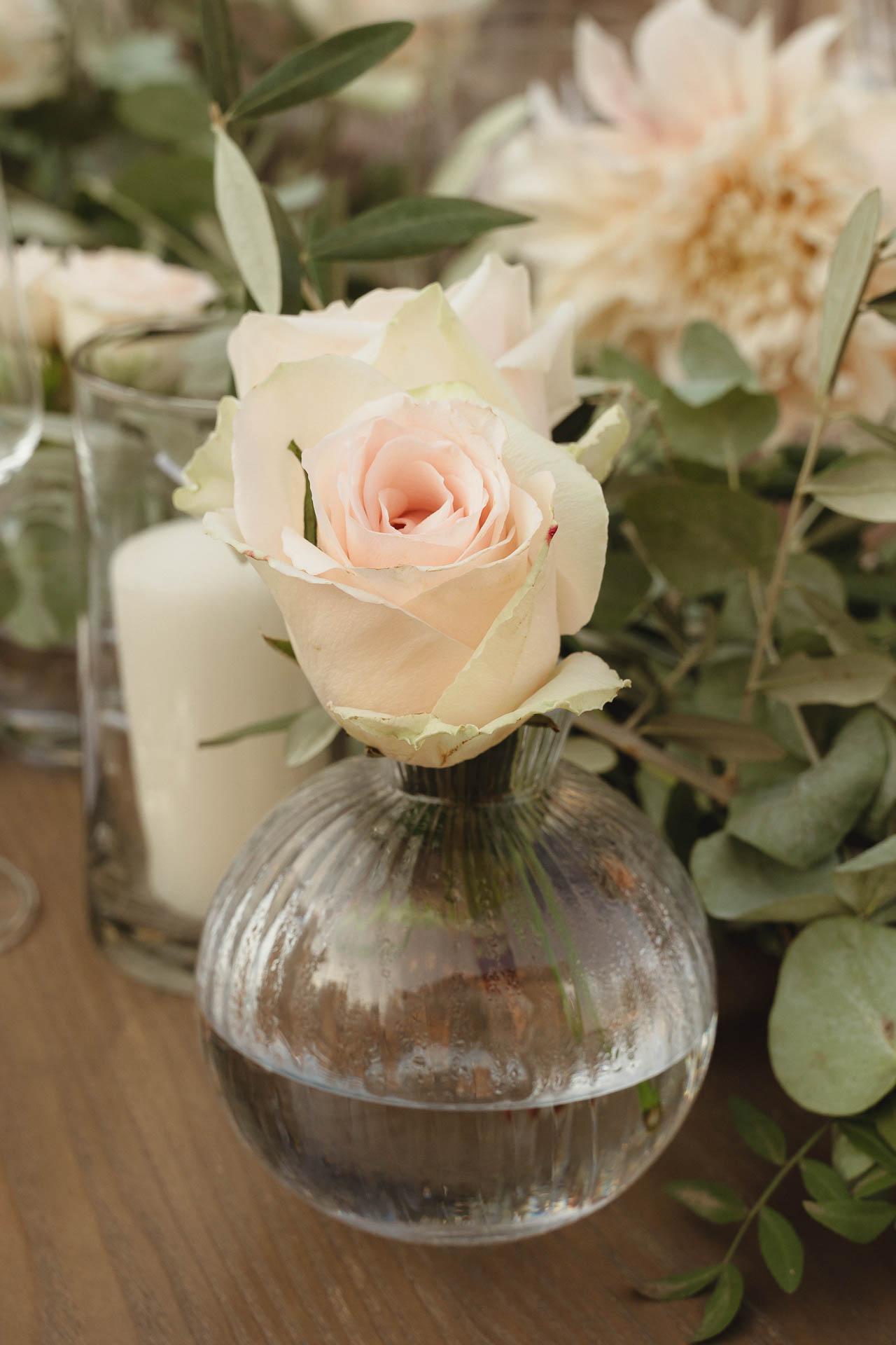 Una rosa nel vaso di vetro, al centro della tavola
