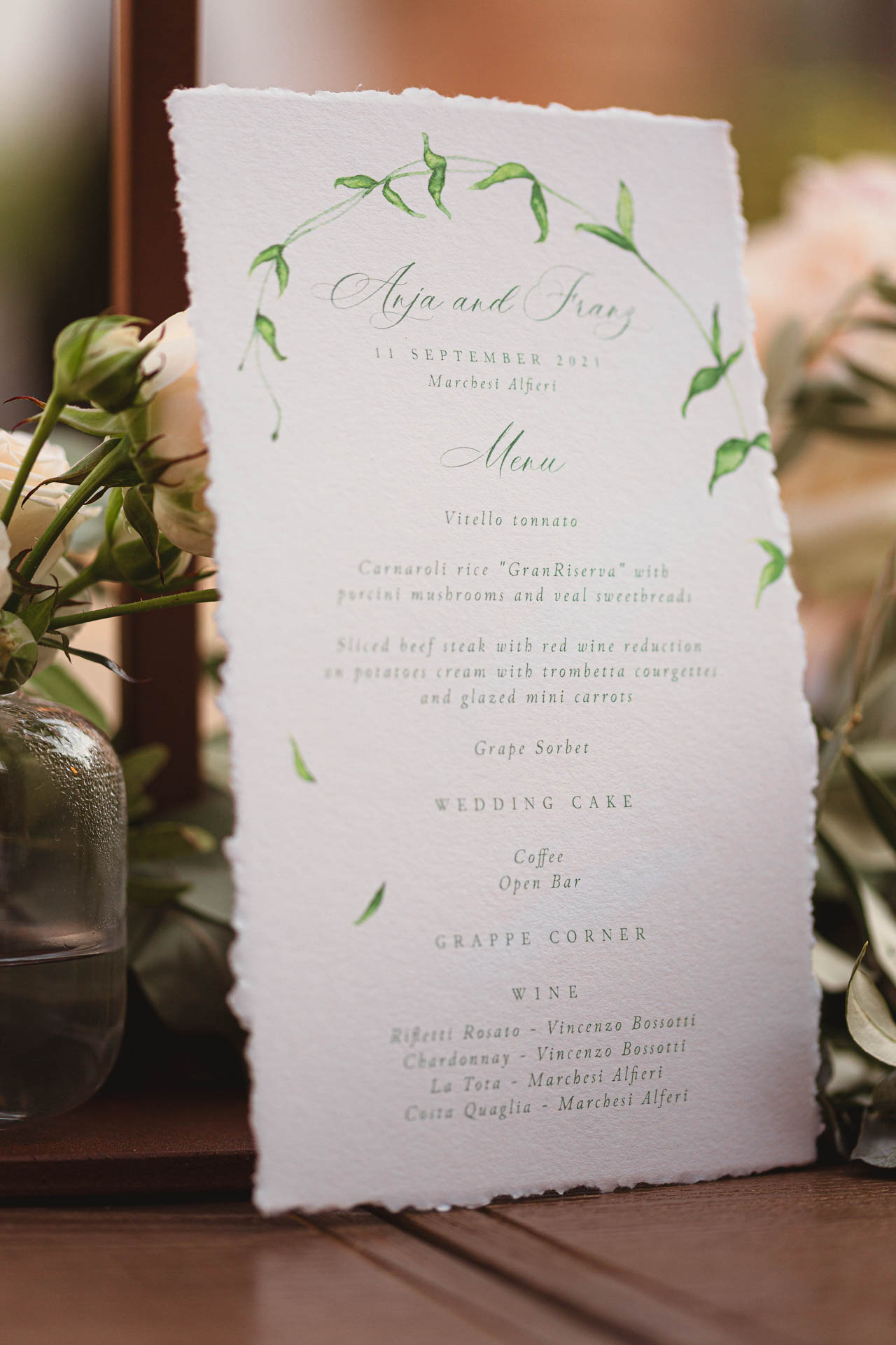 Il menu della cena con i nomi degli sposi, tra i fiori