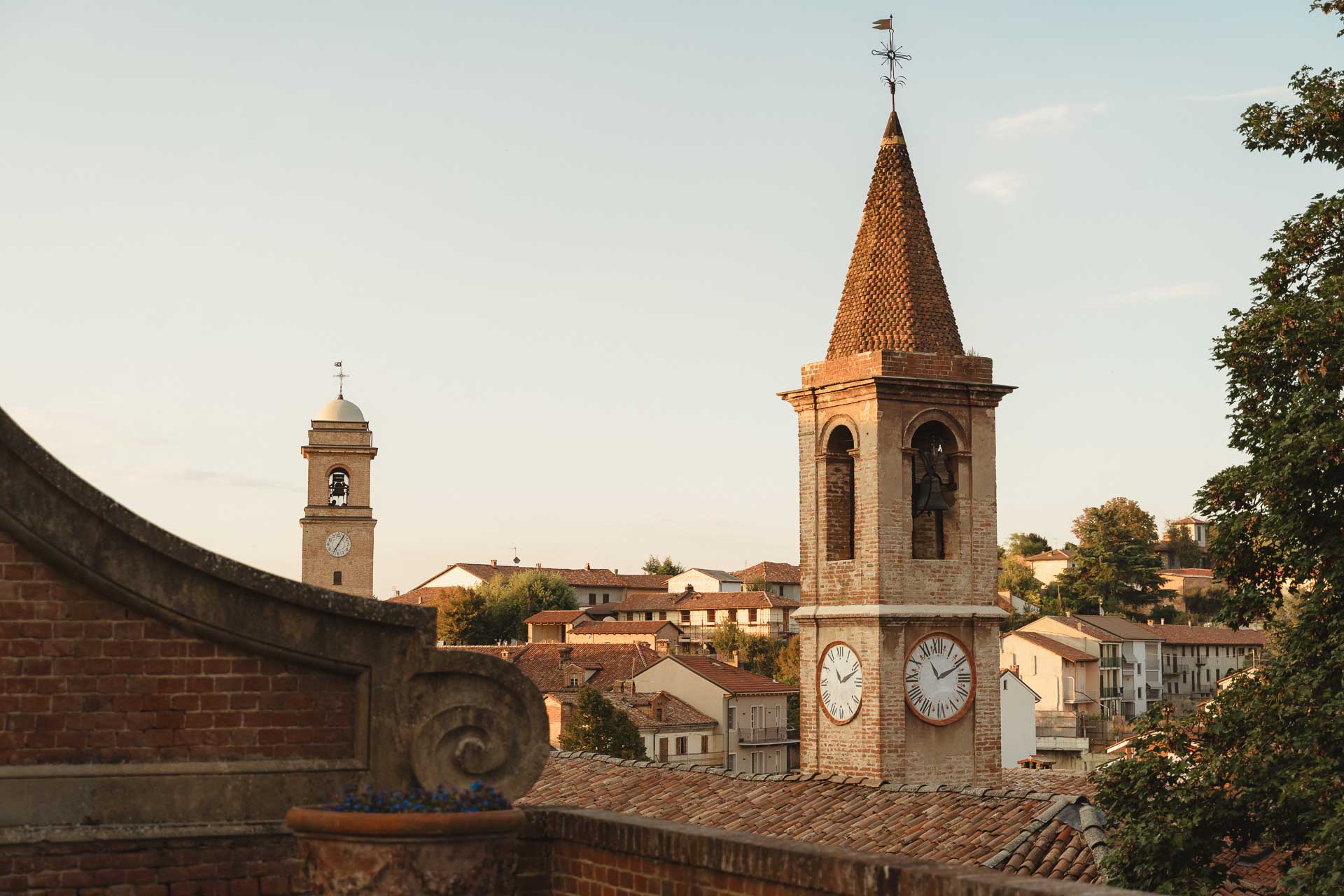 I campanili del paese nella luce della sera, oltre i tetti