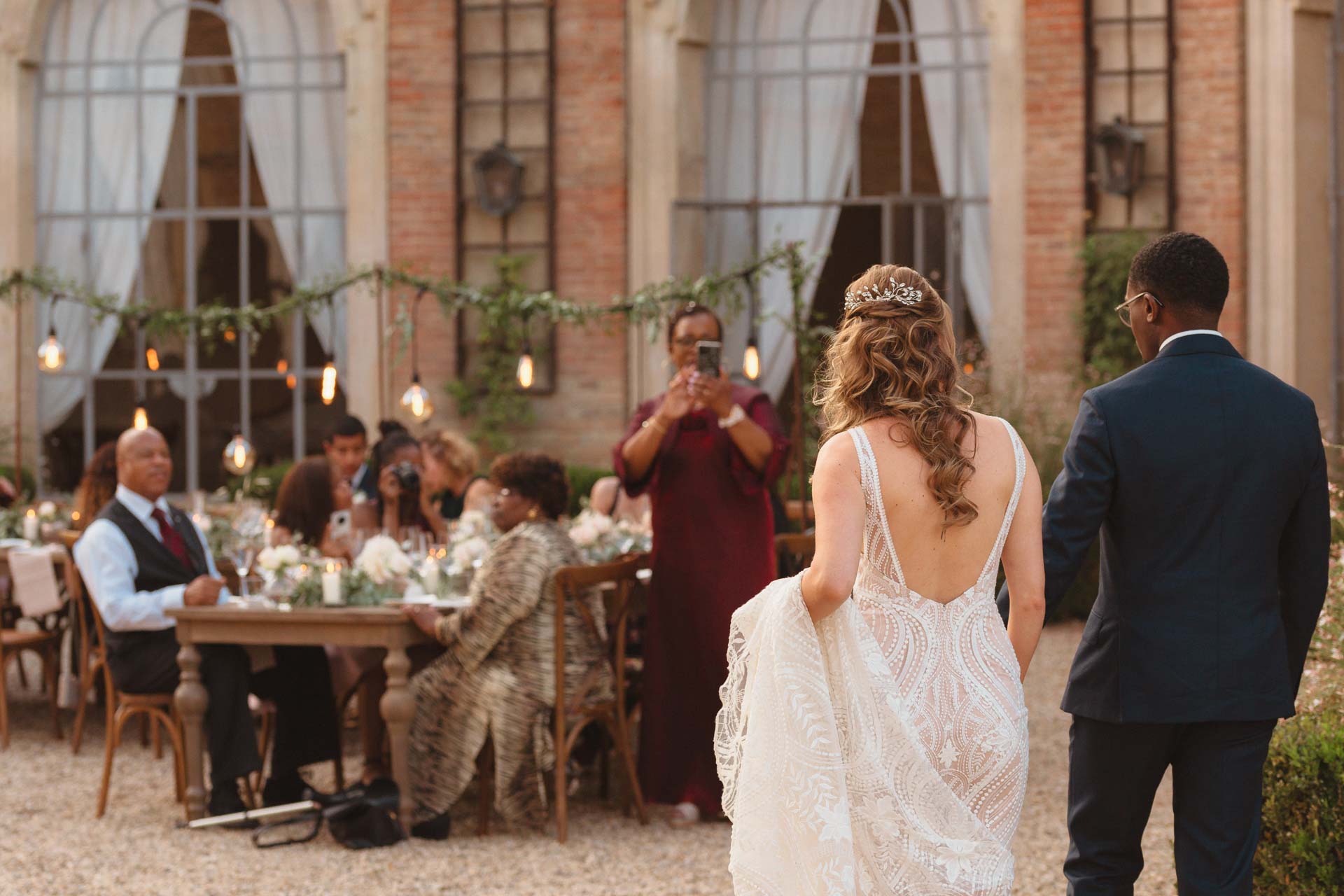 Gli sposi arrivano alla cena tra gli invitati