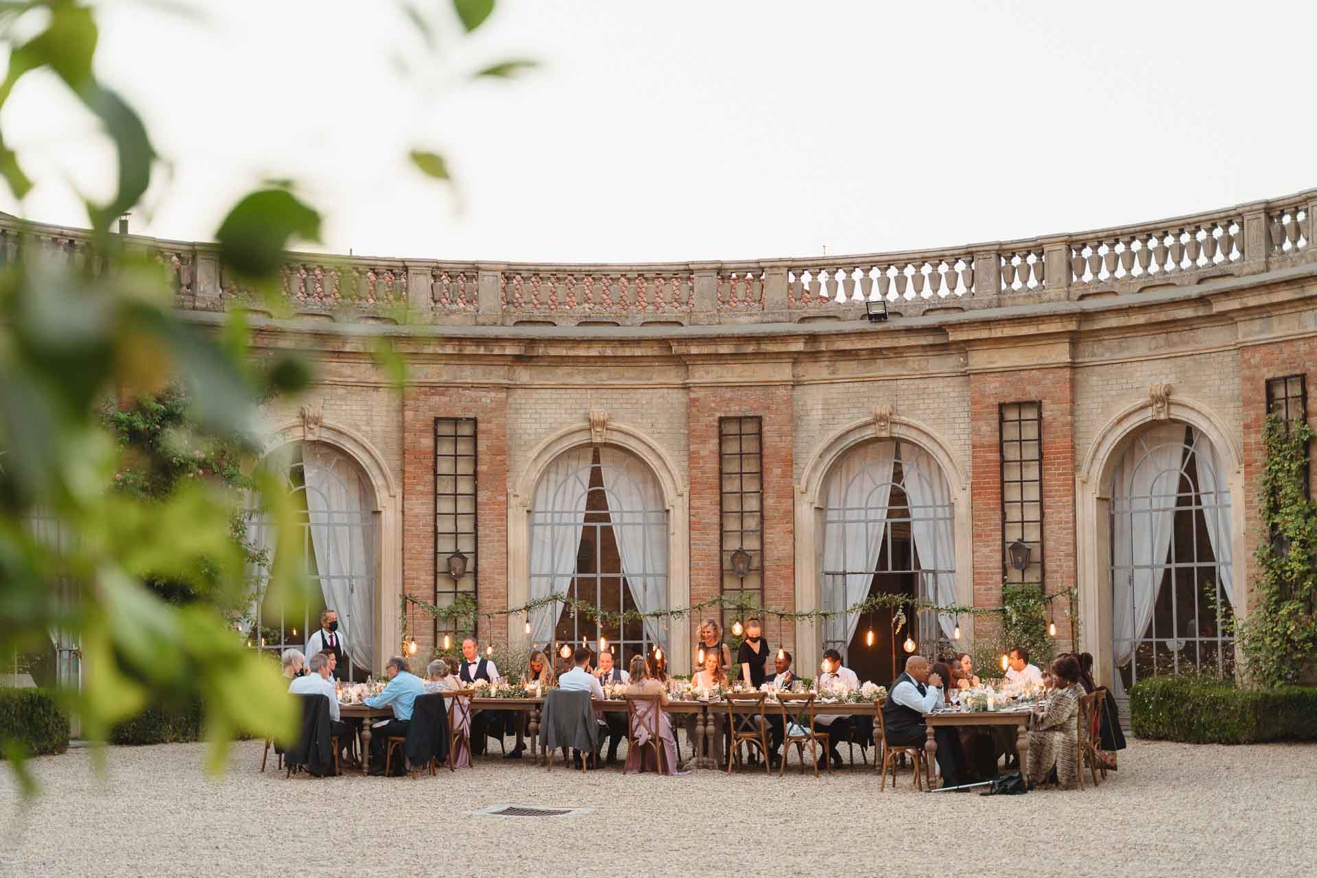La cena nella corte ad arcate, vista da lontano