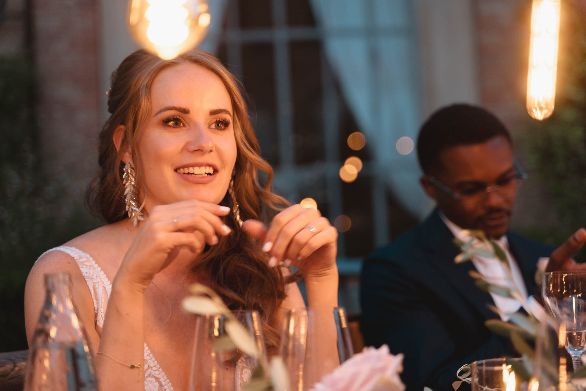 La sposa sorride a tavola, con lo sposo accanto