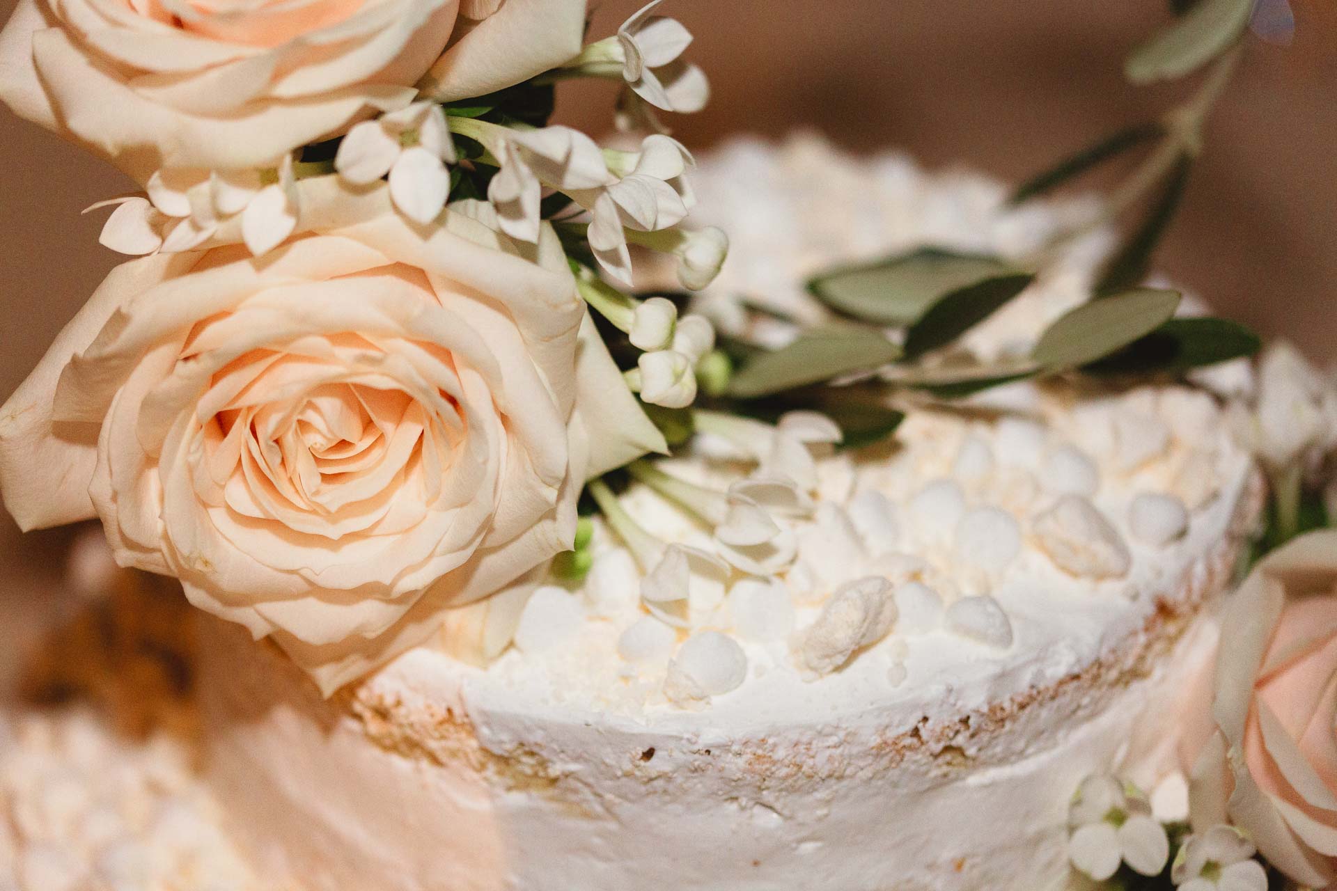 Le rose sulla torta nuziale, da vicino