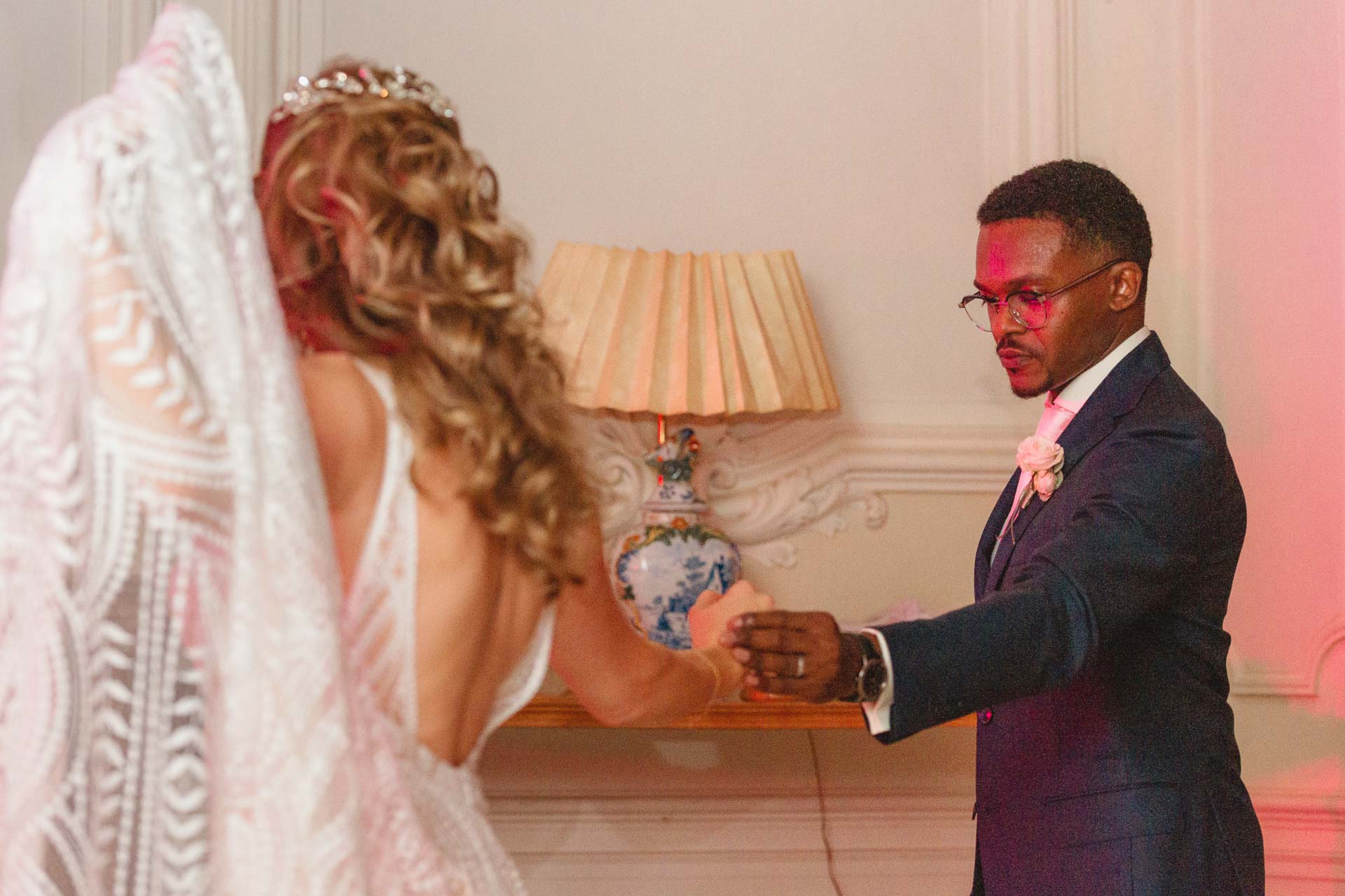 Lo sposo prende la mano della sposa per ballare