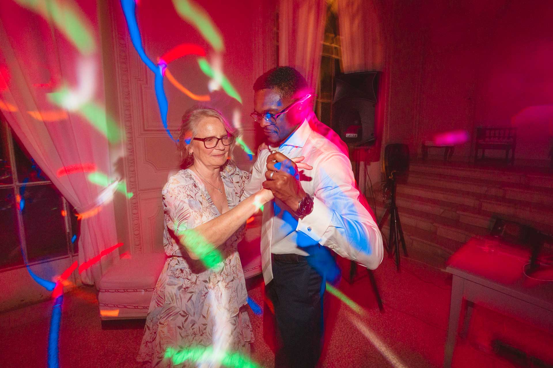 Una signora balla con un amico sotto le luci