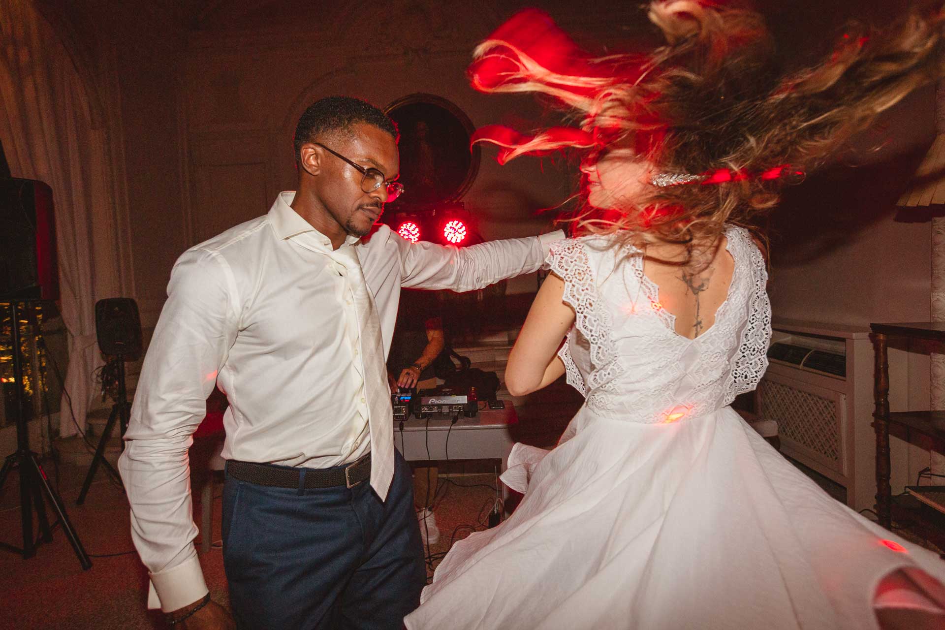 Lo sposo fa girare la sposa, con i capelli che volano