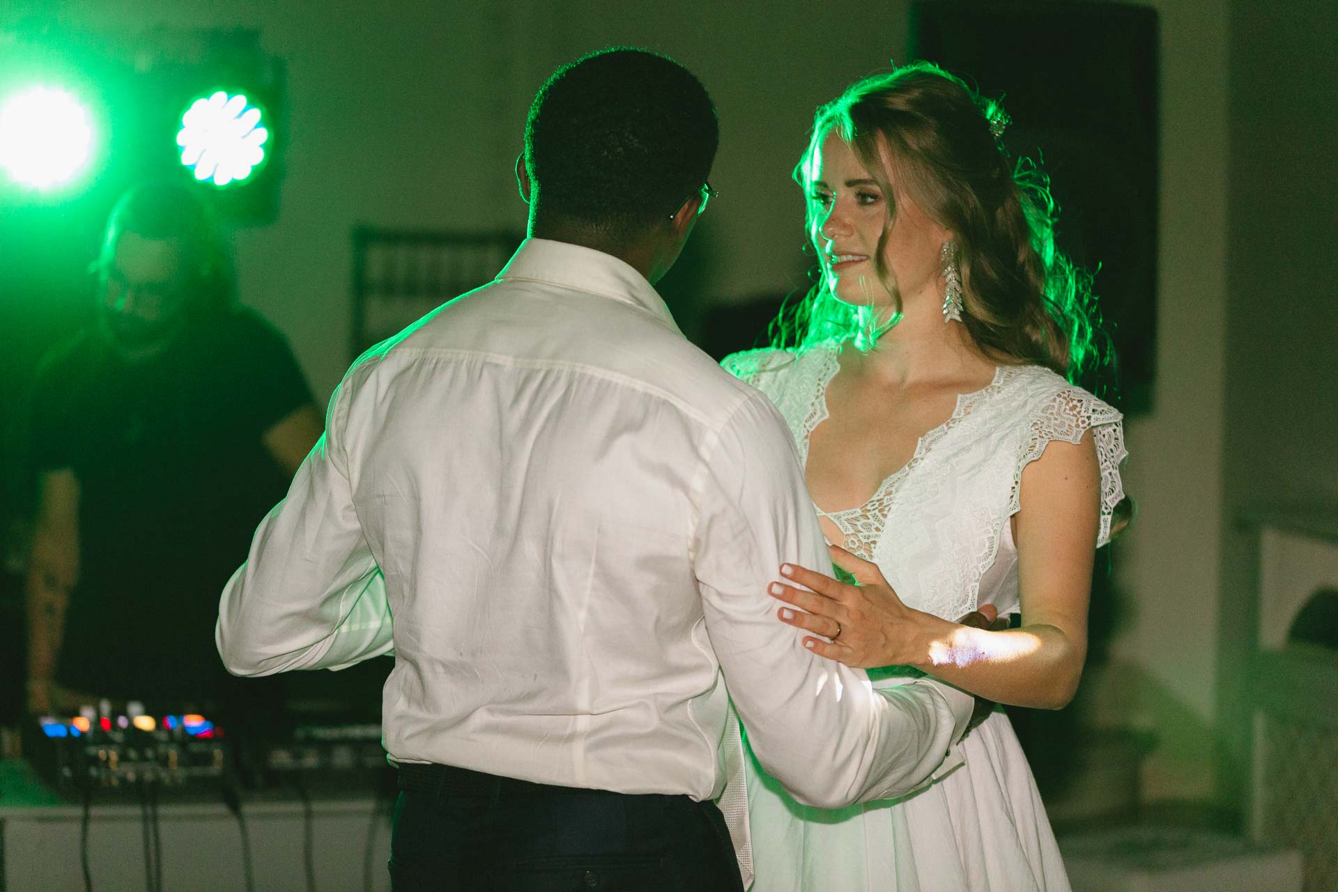 Gli sposi ballano nelle luci verdi, vicino alla consolle