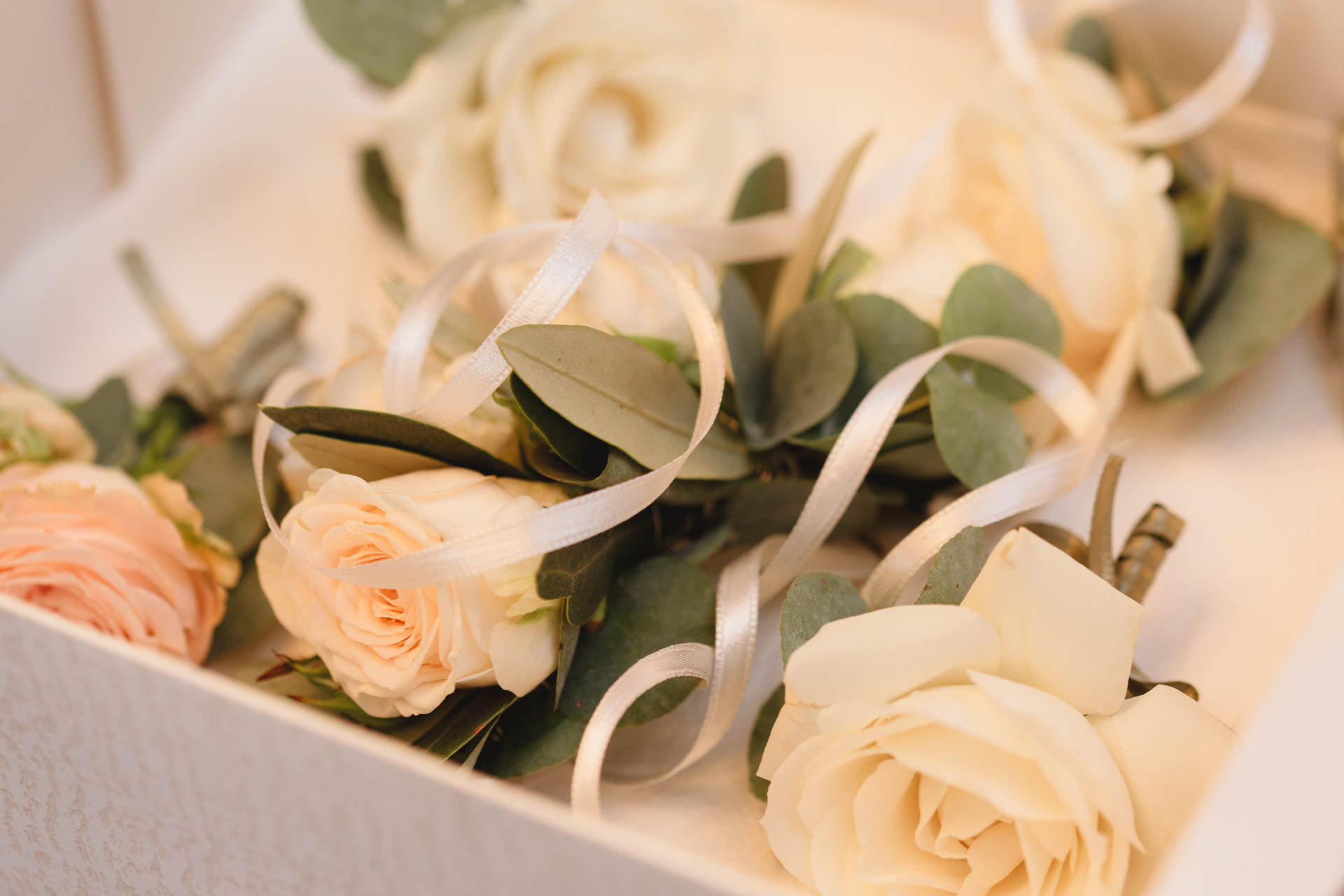 Le rose bianche dei fiori all'occhiello