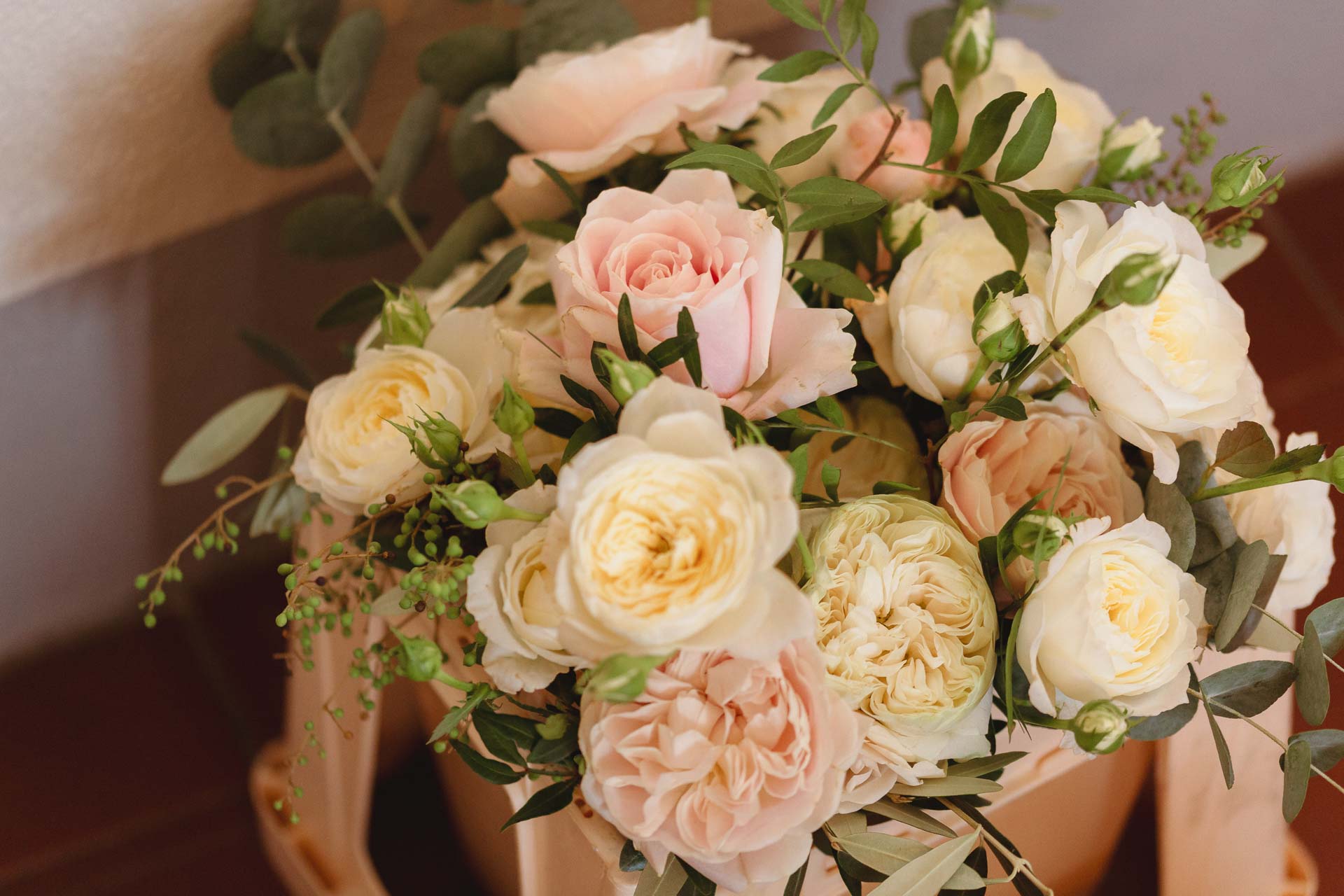 Il bouquet di rose bianche e rosa