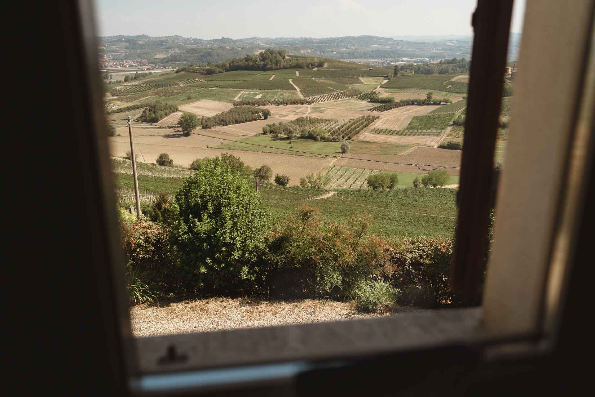 Le colline di vigne viste da una finestra della tenuta