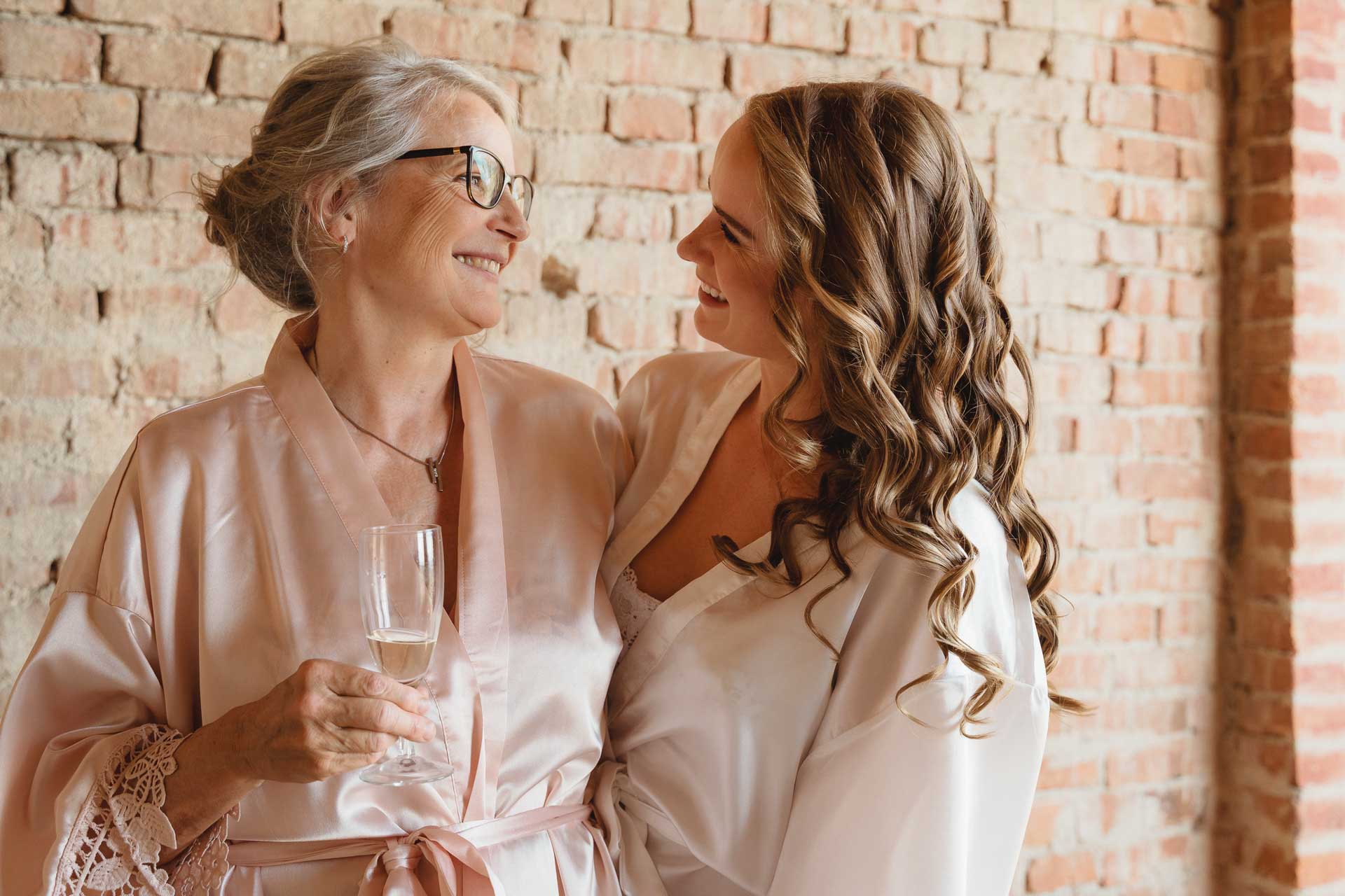La sposa e la signora con gli occhiali si guardano sorridendo