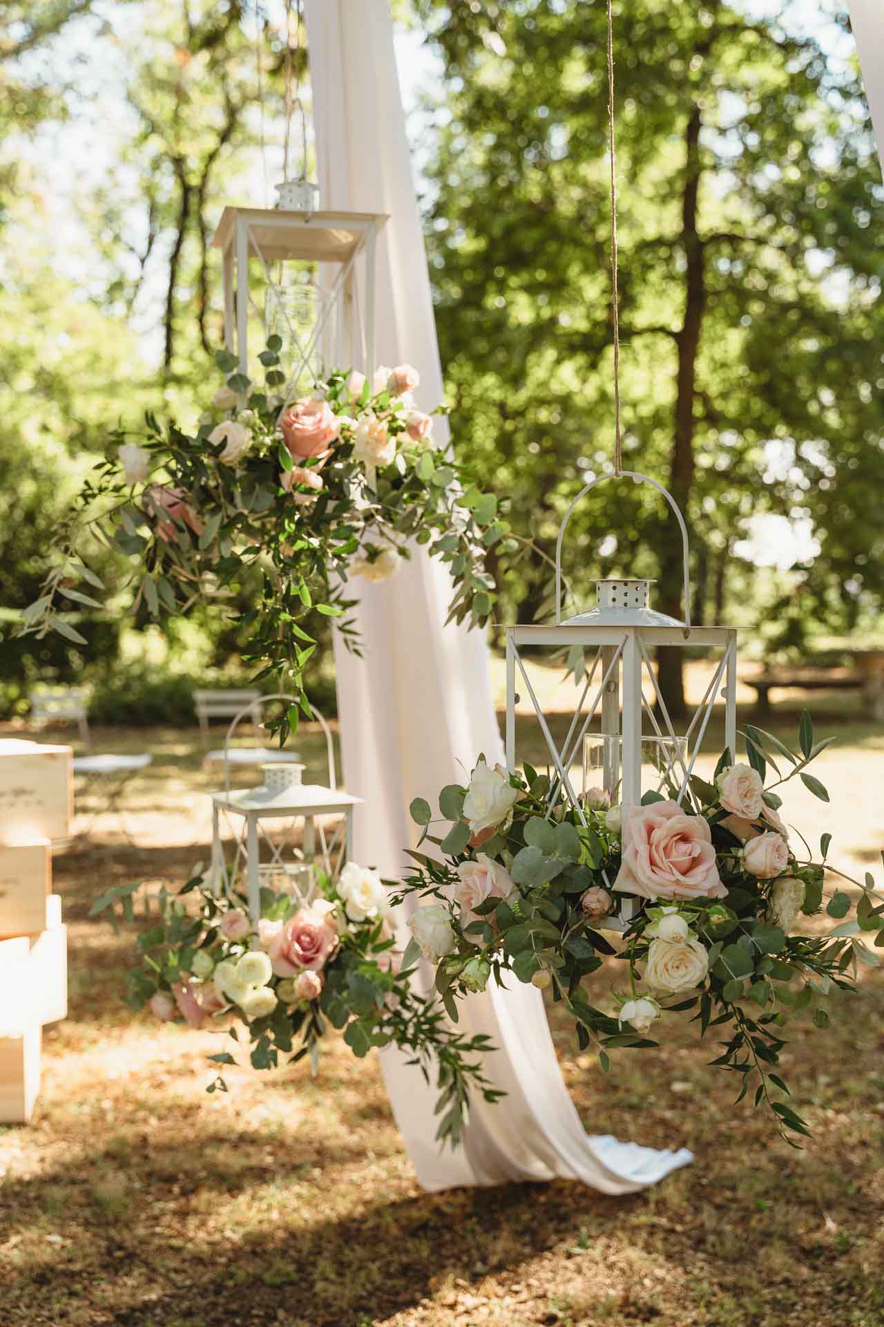 Fiori e lanterne appesi all'arco della cerimonia