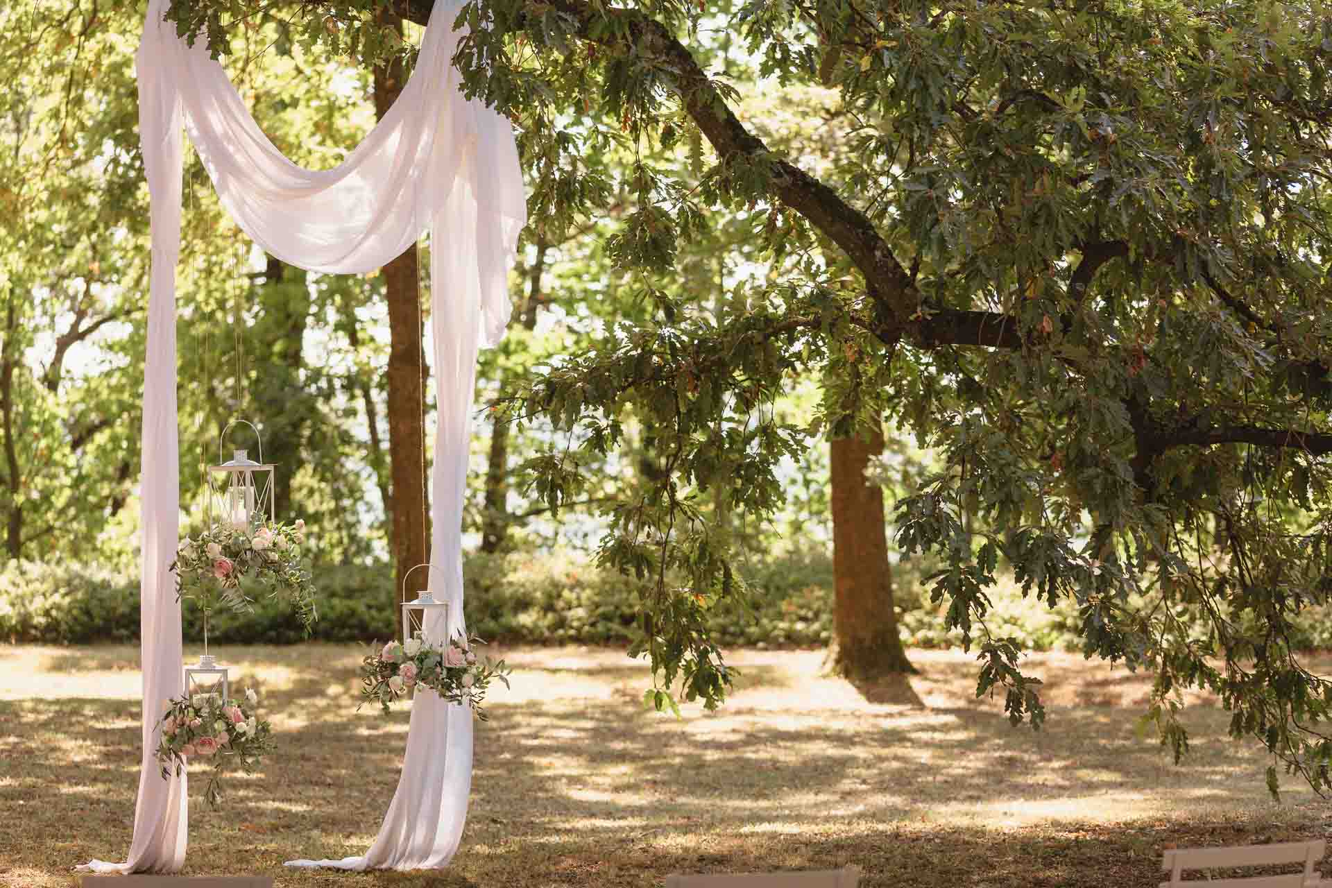 L'arco di tessuto bianco della cerimonia sotto la grande quercia della Tenuta Marchesi Alfieri