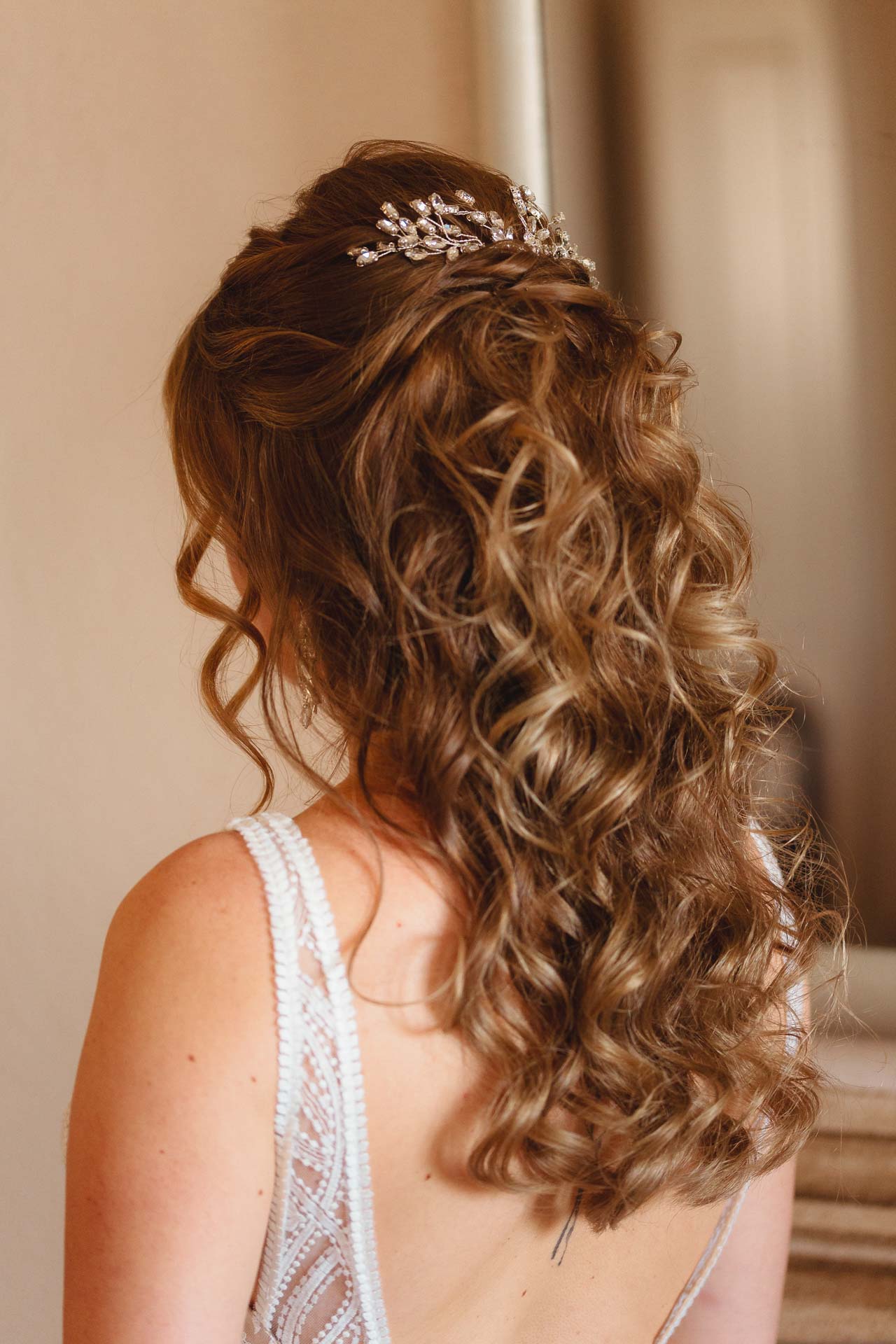 I capelli mossi della sposa e il fermaglio, di spalle