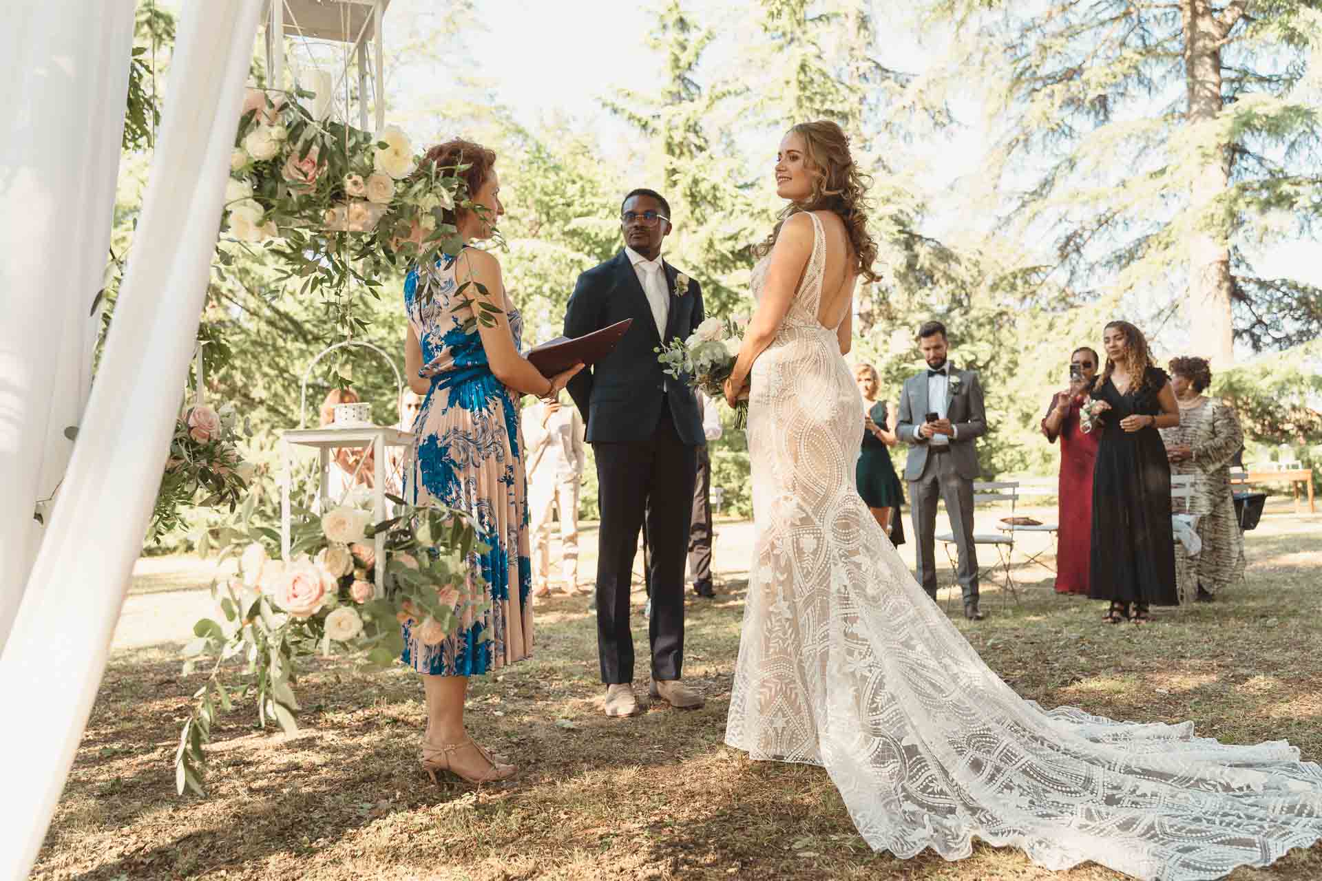 La sposa raggiunge lo sposo sotto gli alberi, davanti alla celebrante