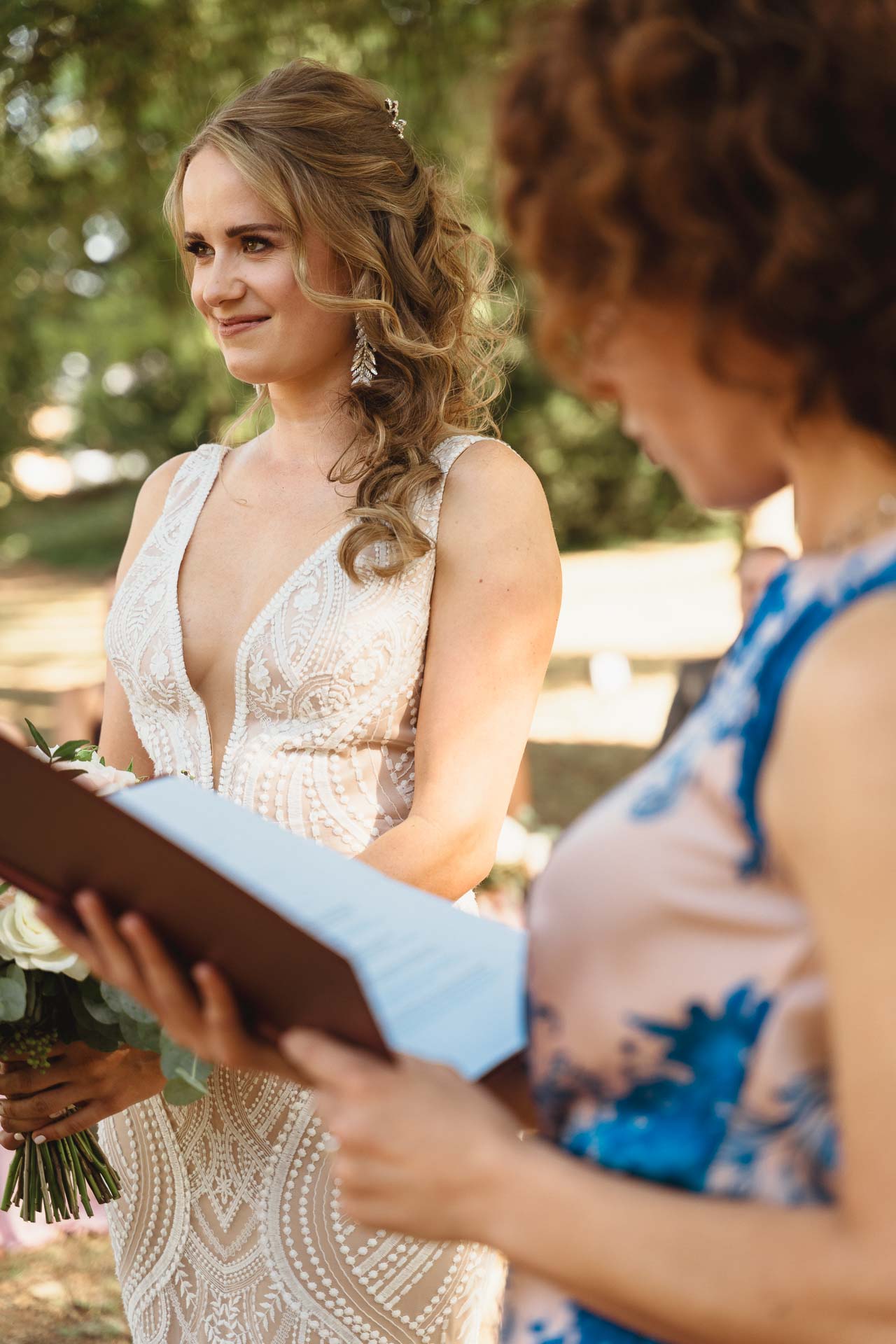 La sposa ascolta la celebrante che legge