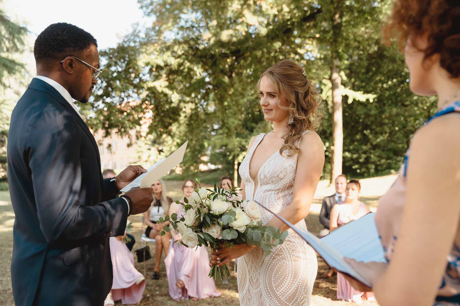 Lo sposo legge le sue promesse alla sposa