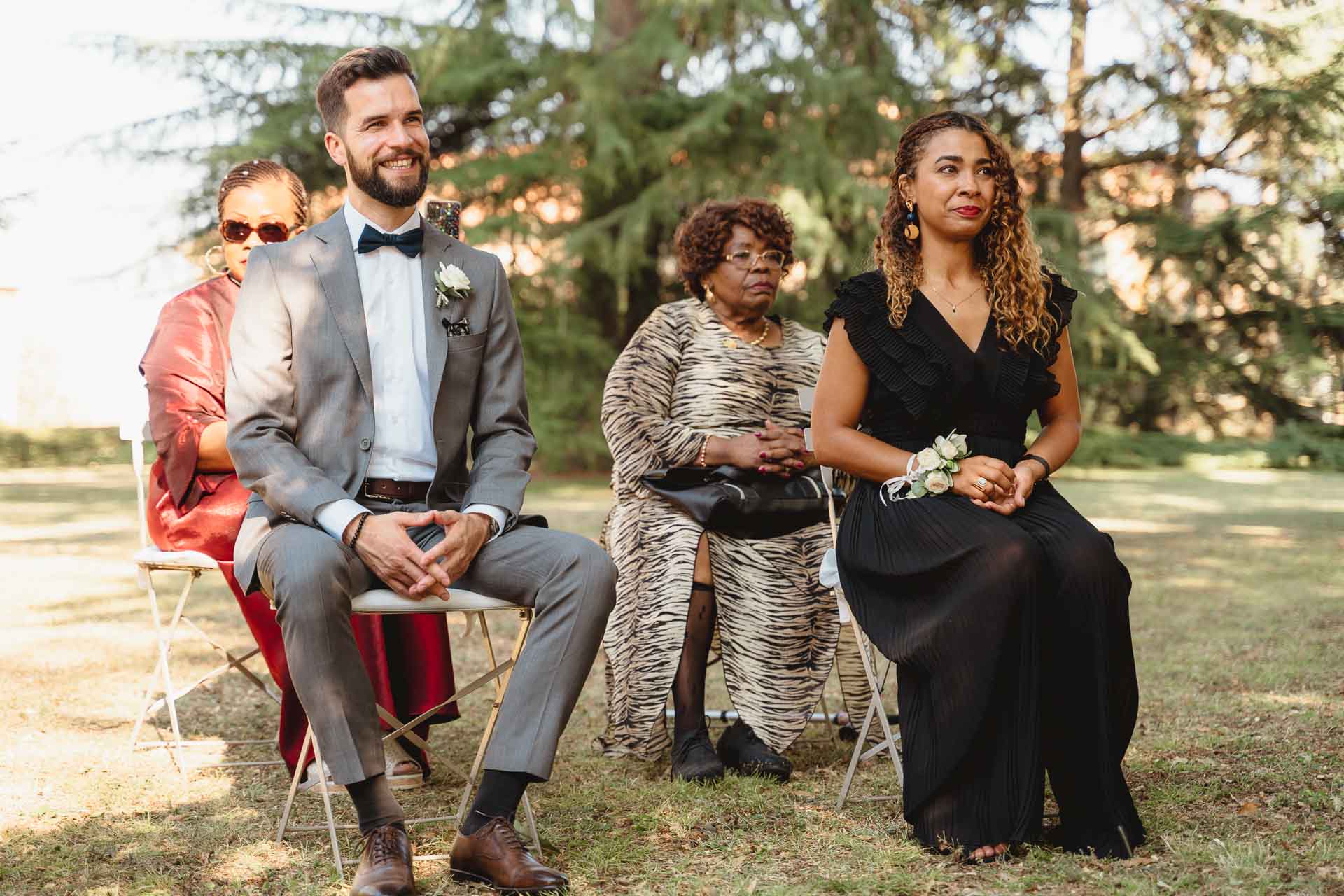 Gli invitati seduti sul prato durante la cerimonia