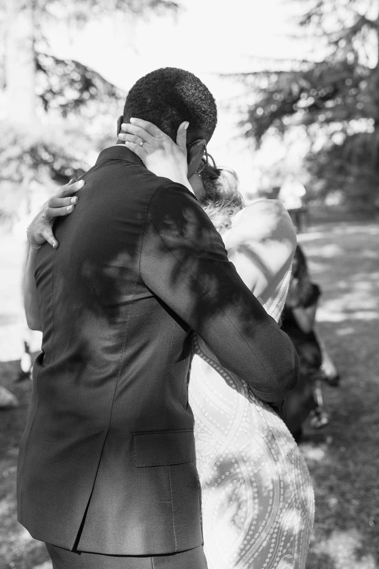 In bianco e nero, il bacio degli sposi