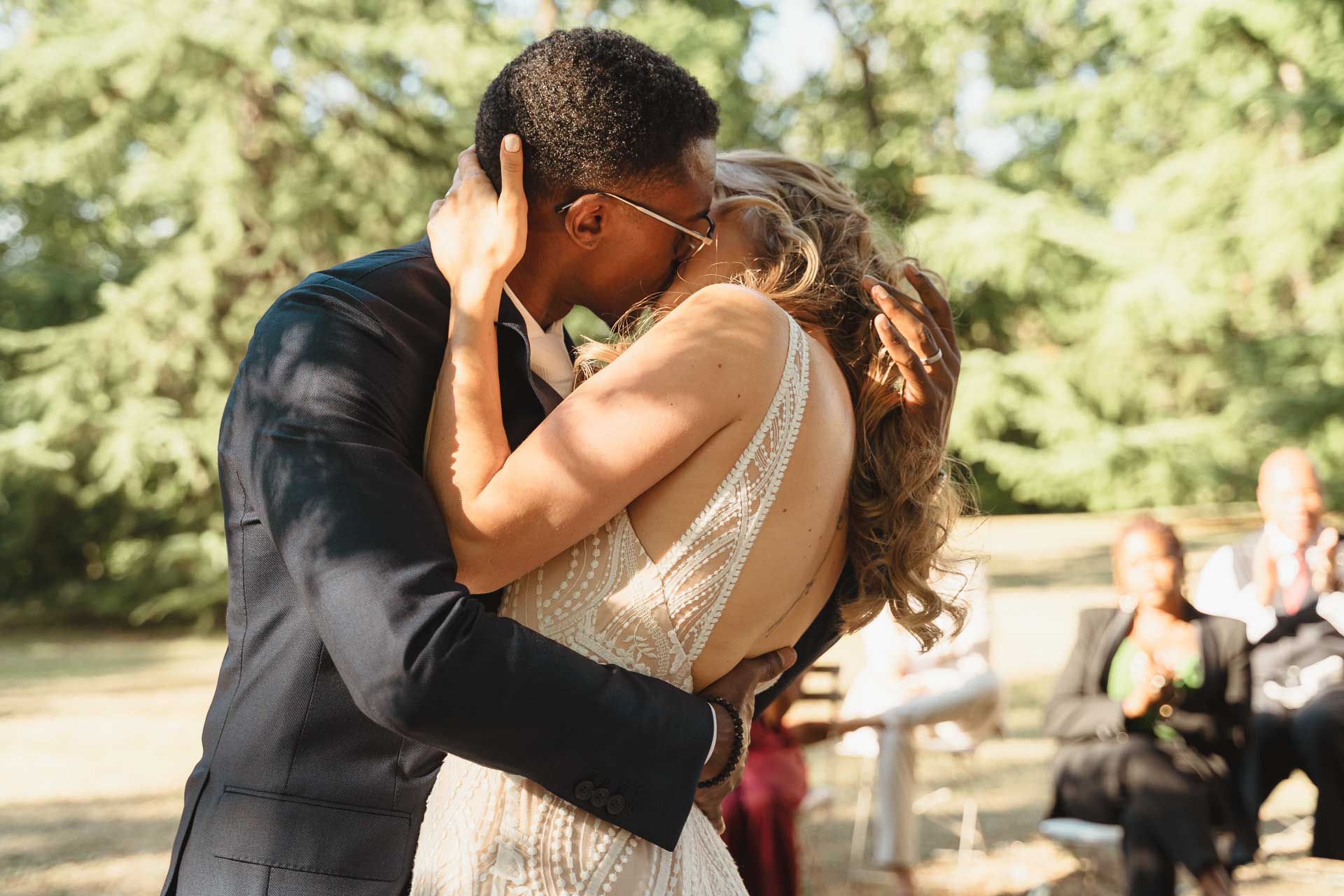 Il primo bacio da sposi sotto gli alberi