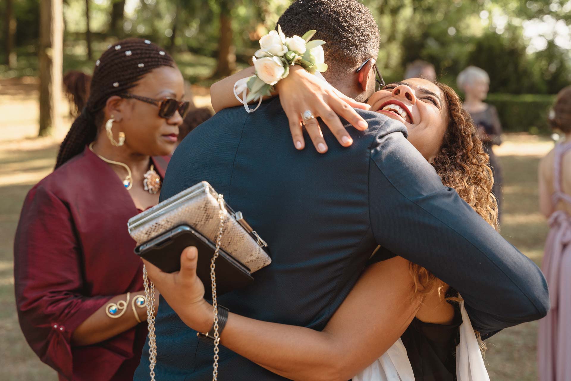 Un abbraccio allo sposo tra le invitate