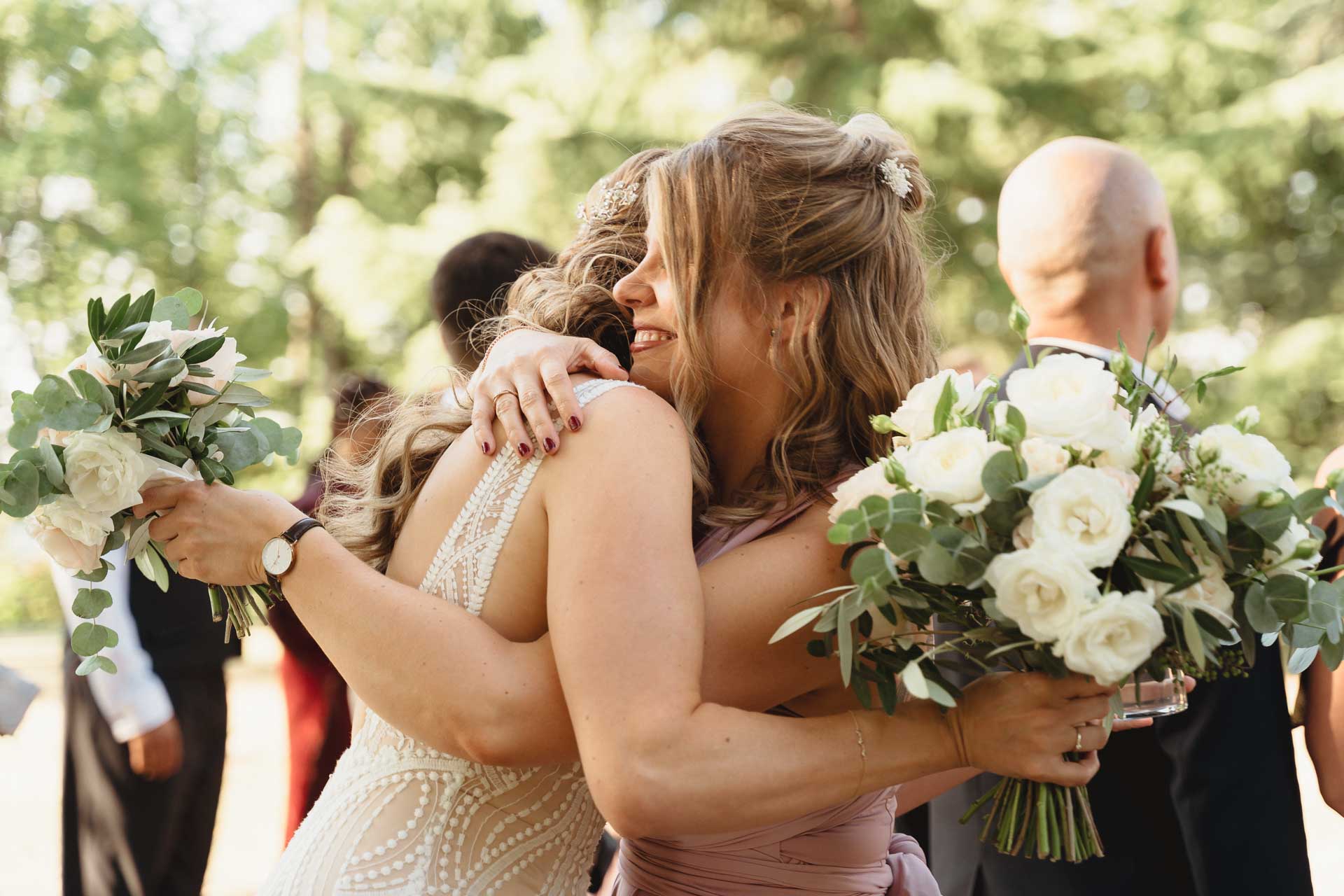 La sposa abbraccia una damigella