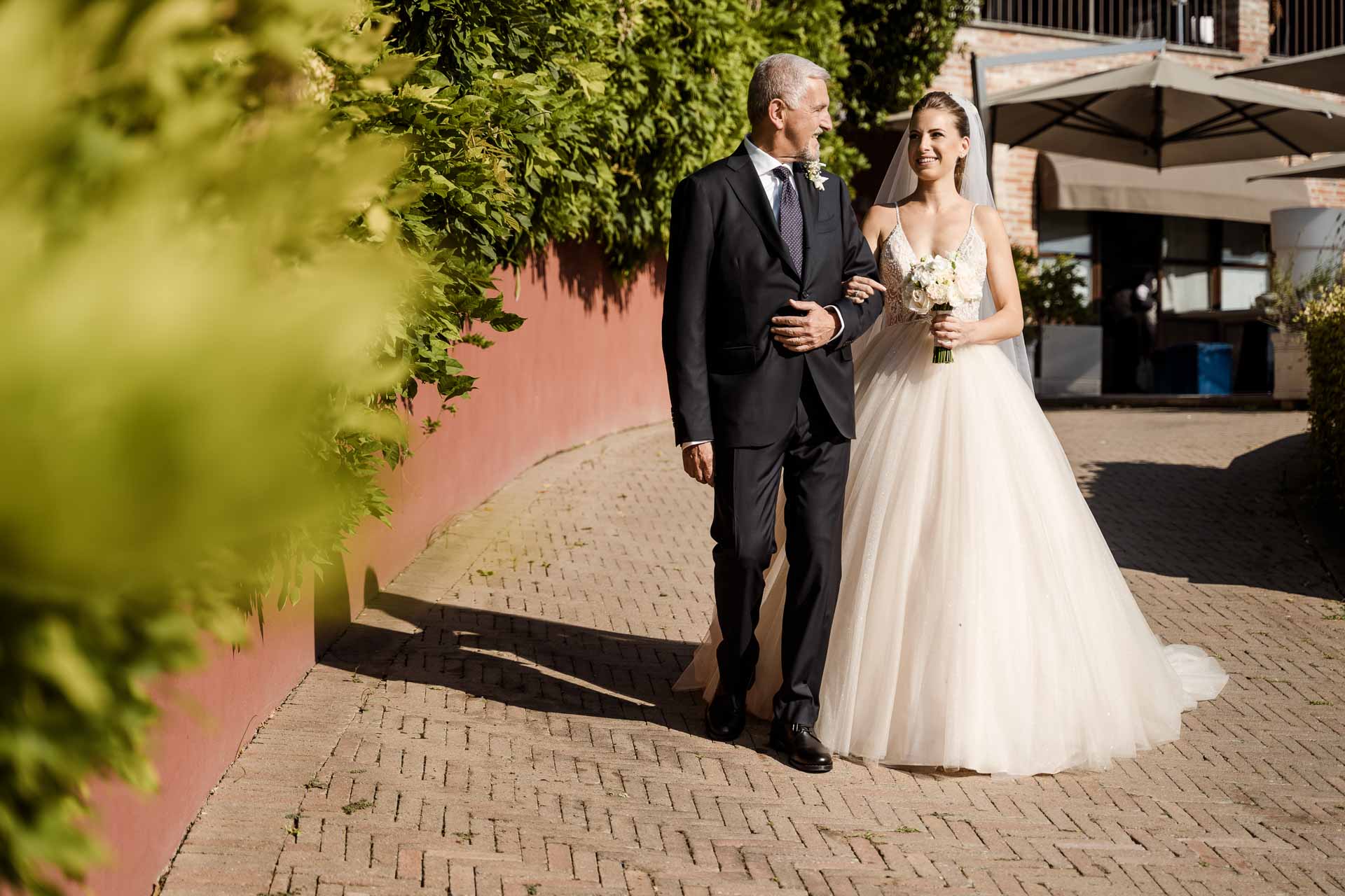 Il papà accompagna la sposa lungo il viale di mattoni