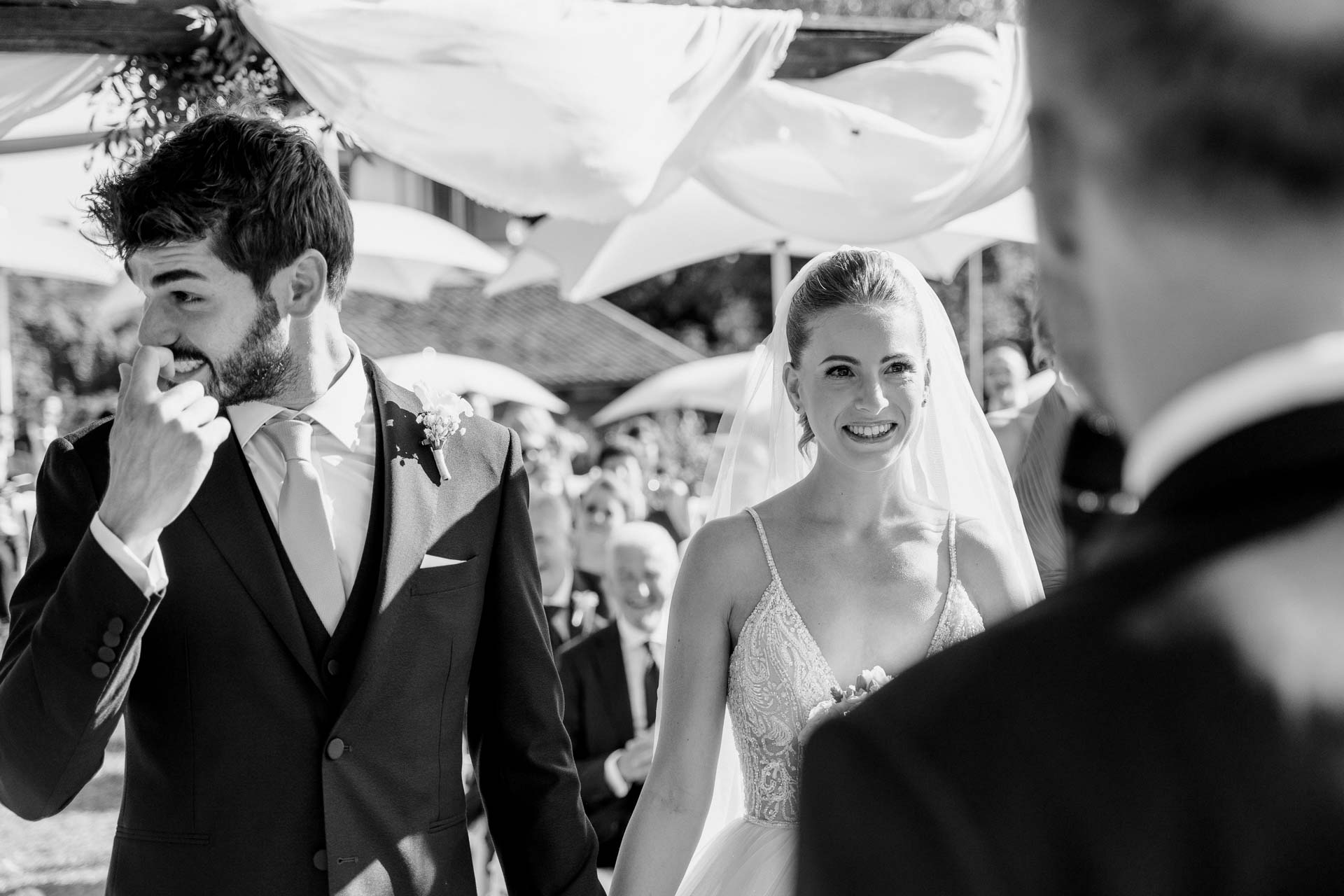 In bianco e nero, lo sposo si asciuga una lacrima davanti alla sposa