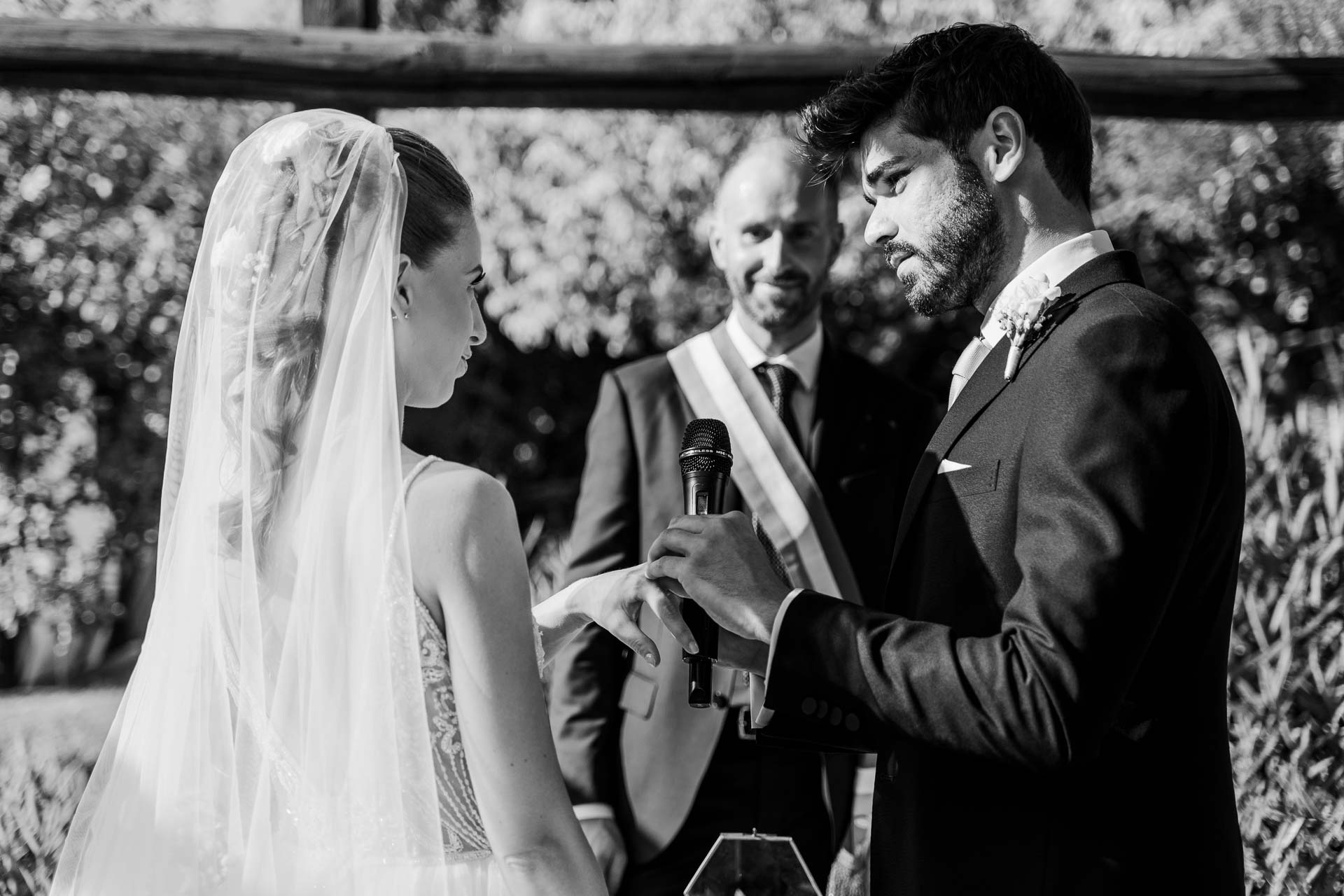 In bianco e nero, gli sposi uno di fronte all'altra, davanti al celebrante