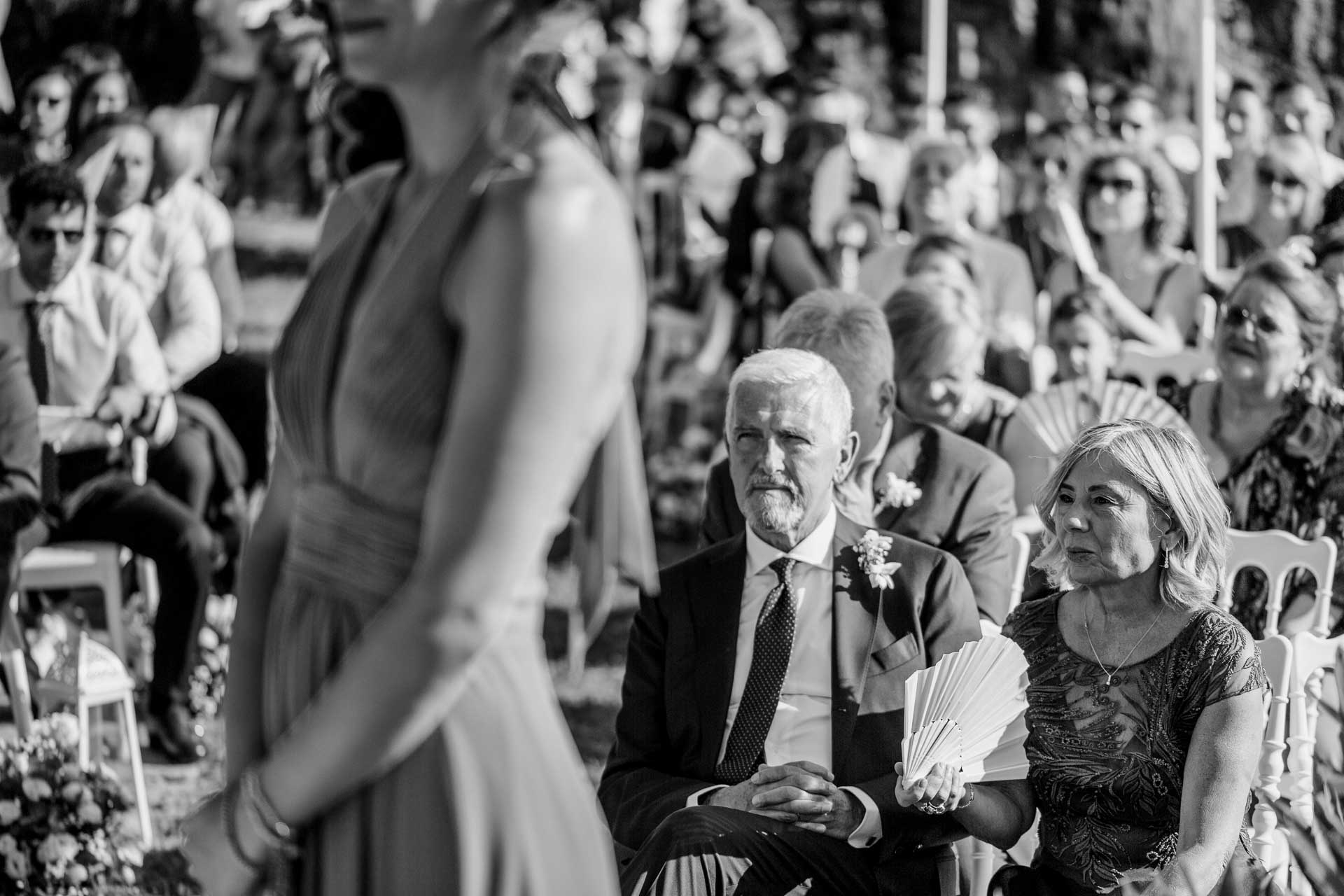In bianco e nero, i genitori della sposa in prima fila
