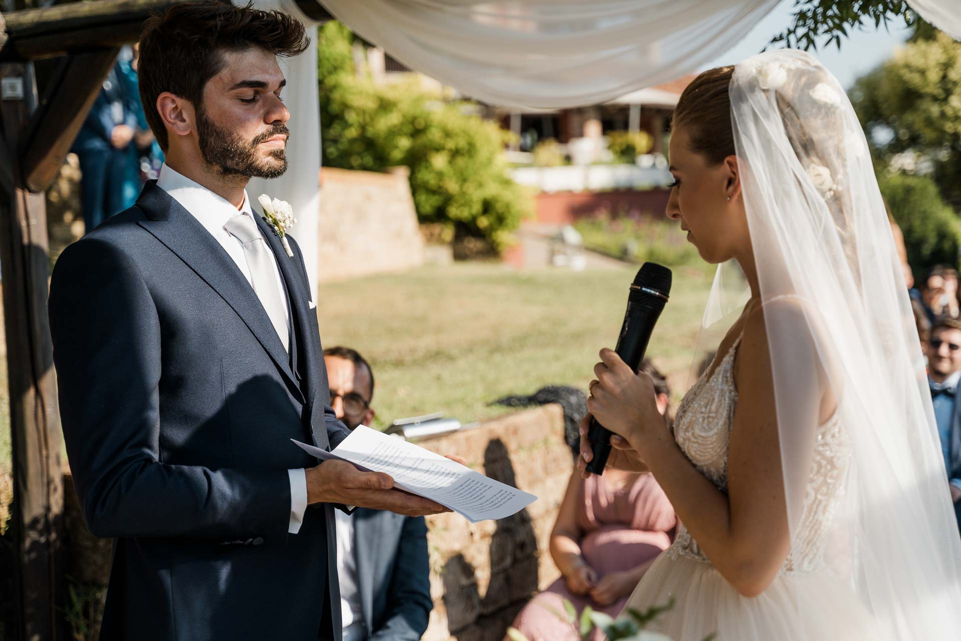Lo sposo ascolta la sposa che legge le promesse