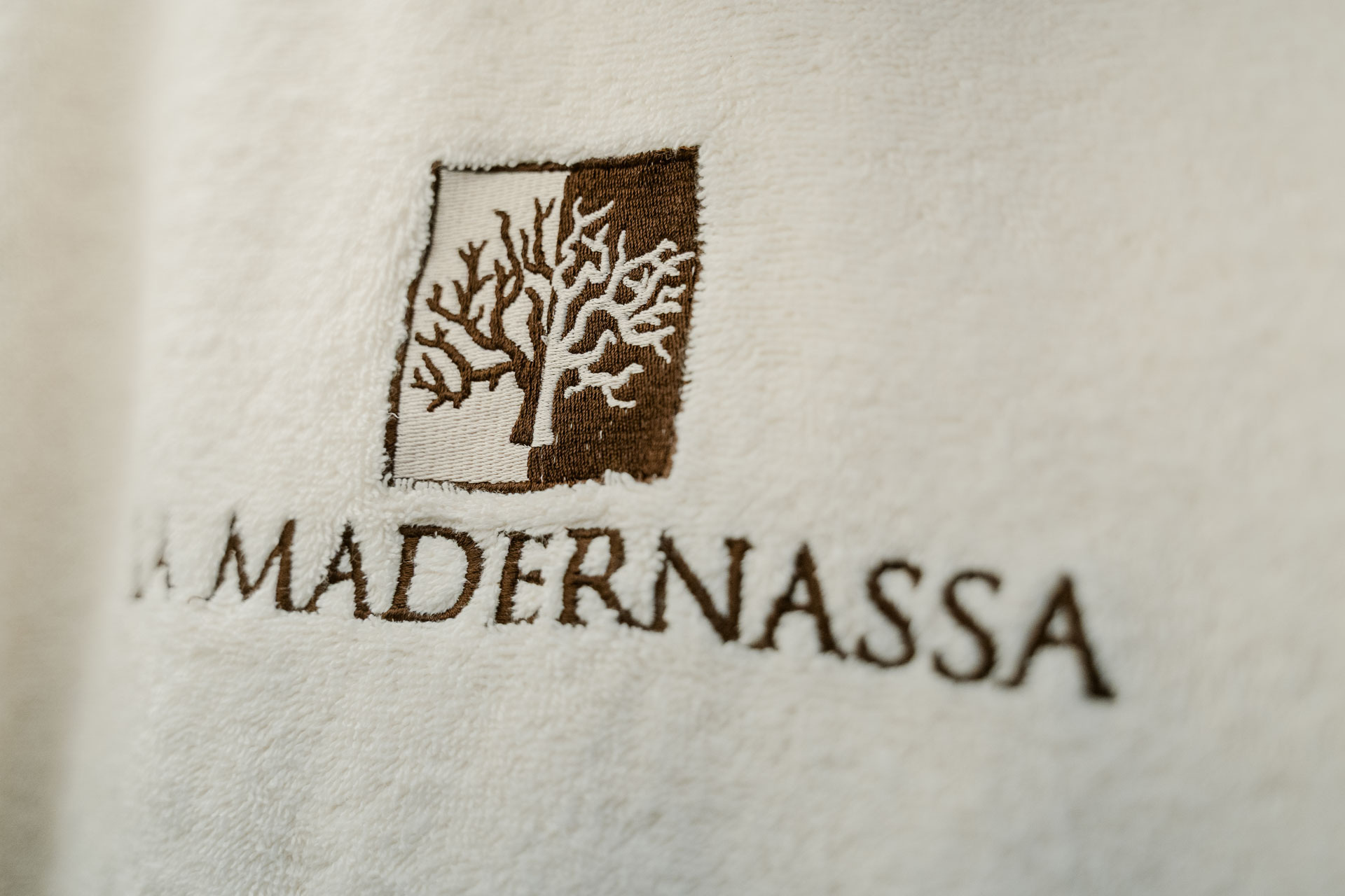 Il logo della Madernassa ricamato sulla spugna bianca