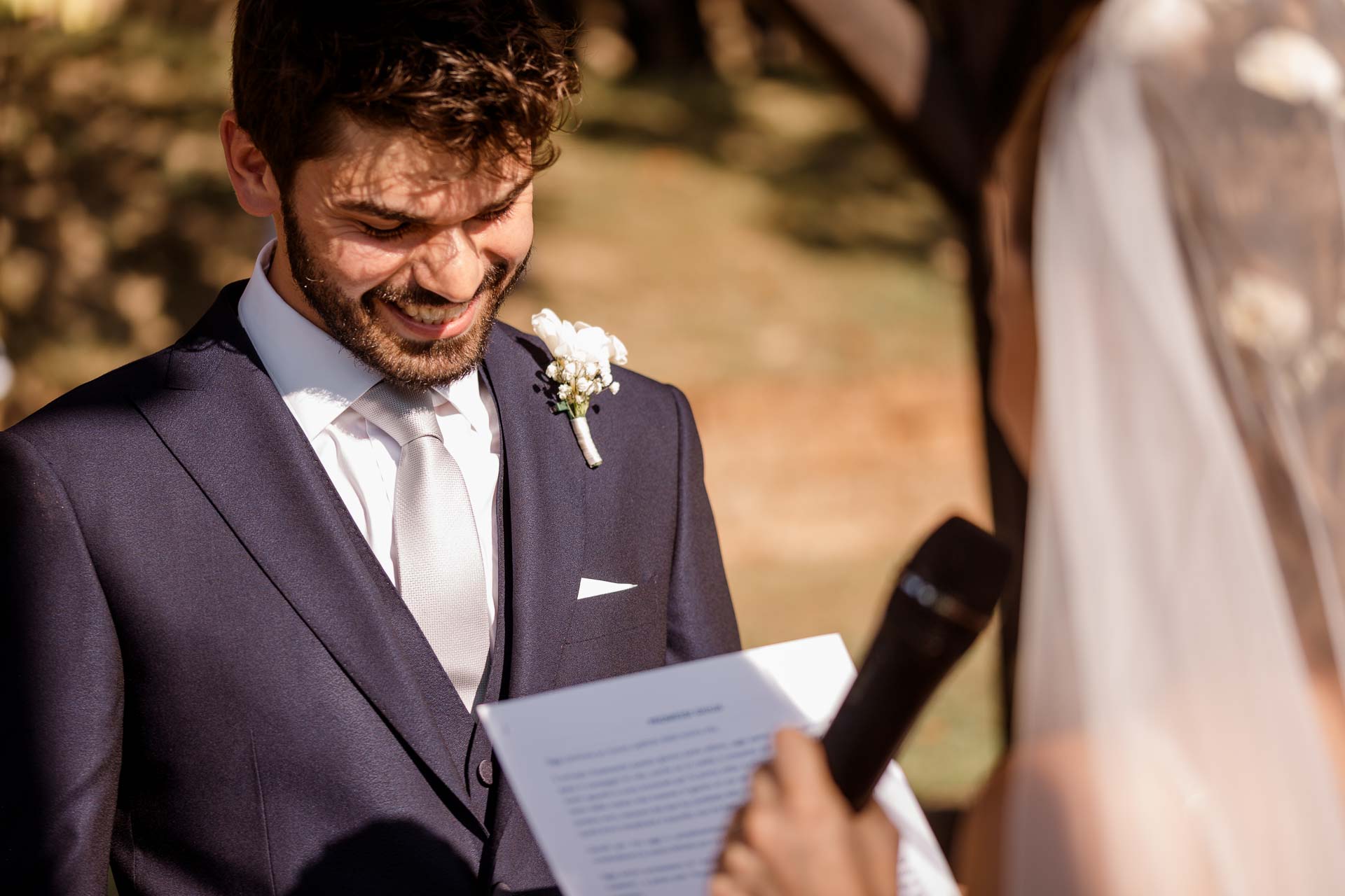 Lo sposo sorride leggendo le promesse