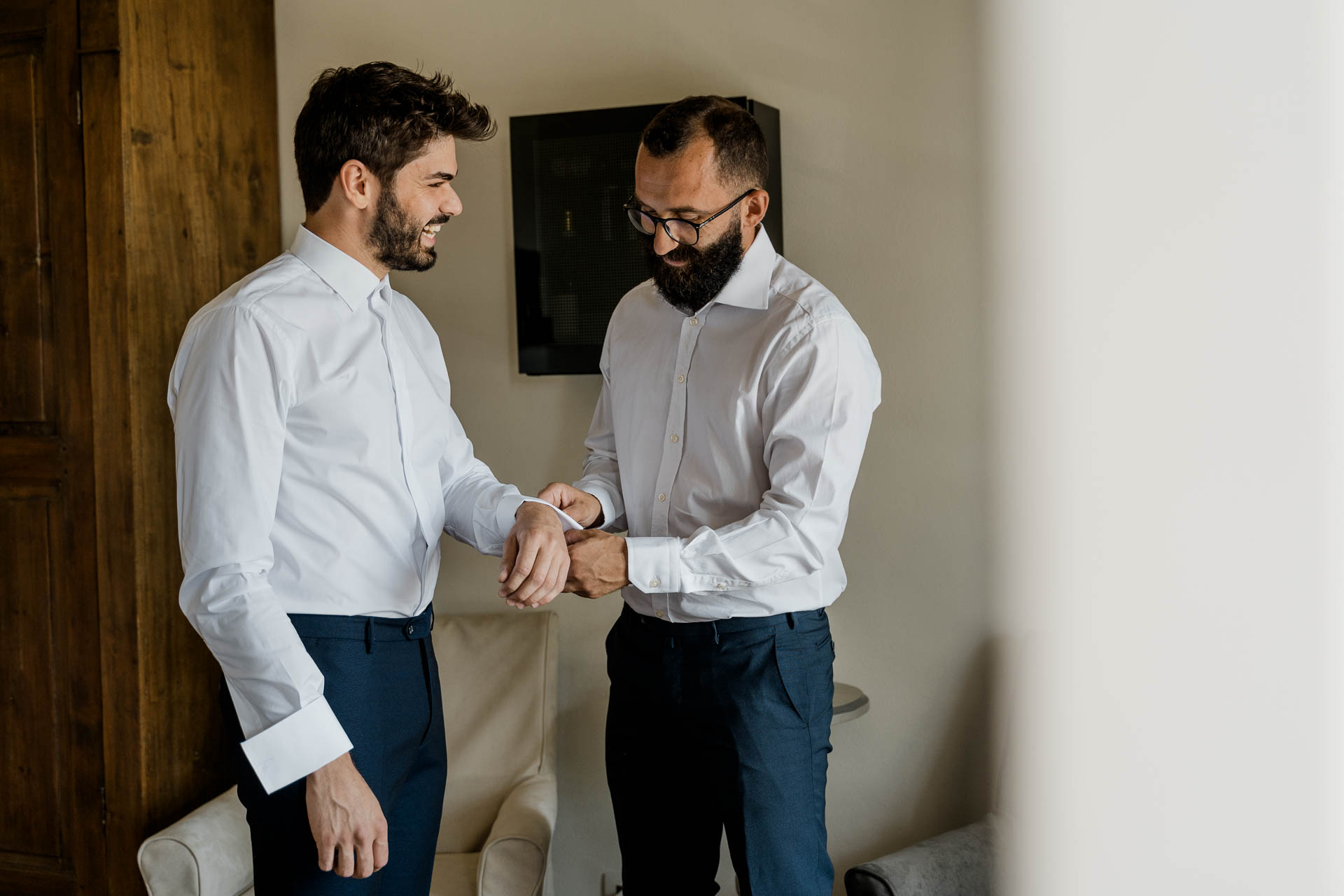 L'amico allaccia i polsini allo sposo