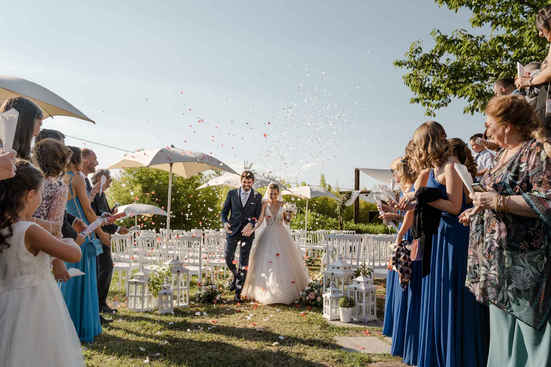 Gli sposi escono tra i petali lanciati dagli invitati