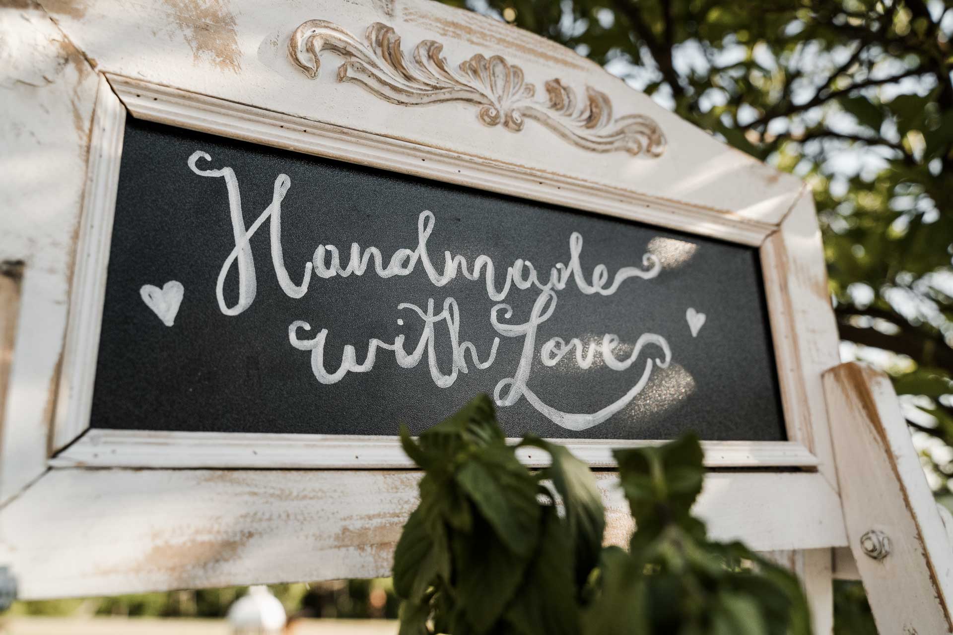 La lavagnetta "Handmade with love" tra le foglie