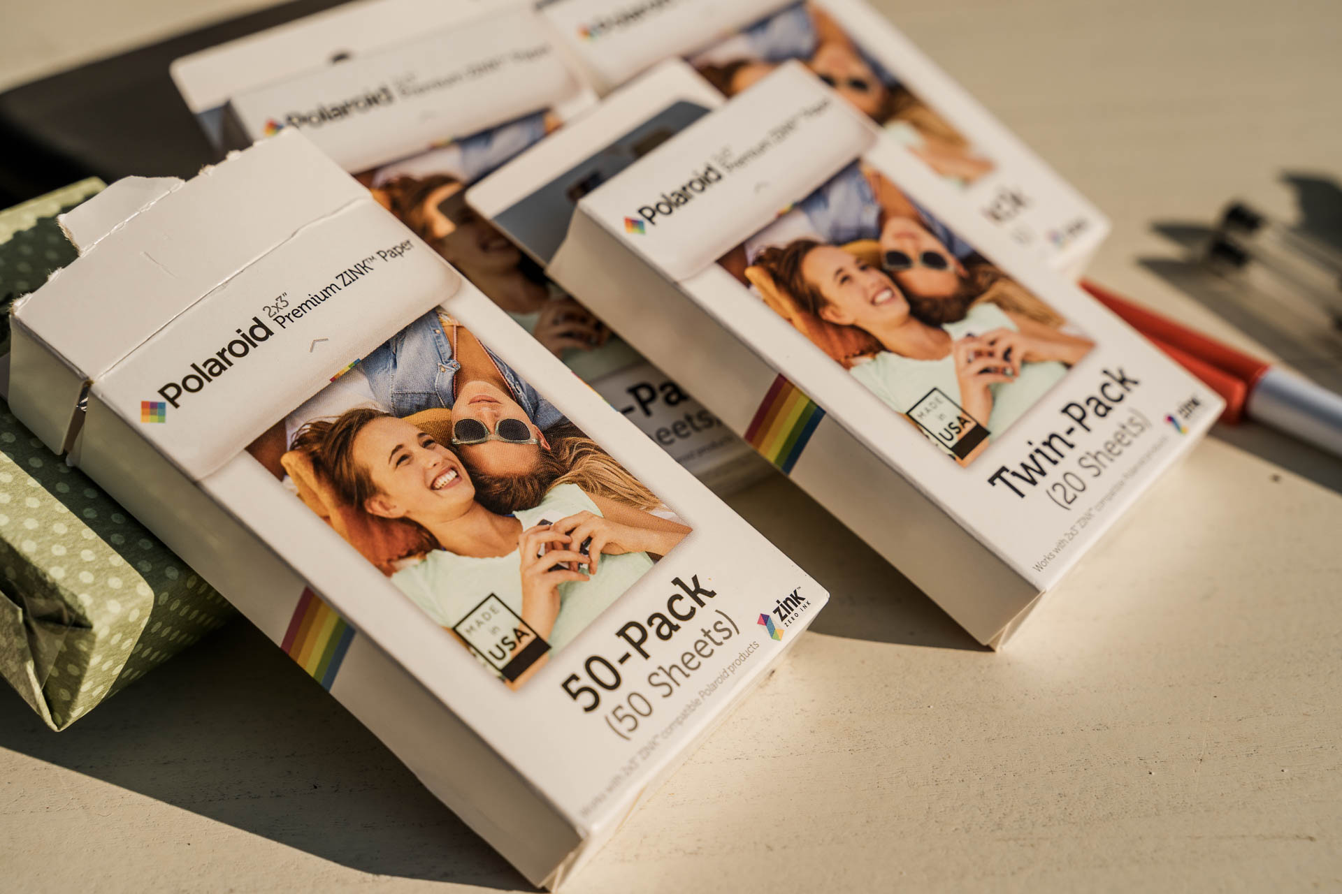 Le confezioni di carta per le polaroid del guestbook