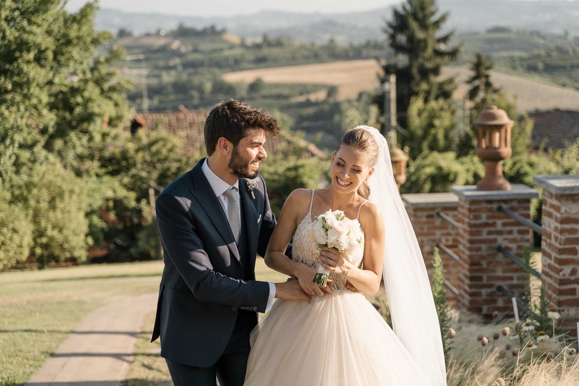 Gli sposi sorridono con le colline del Roero alle spalle