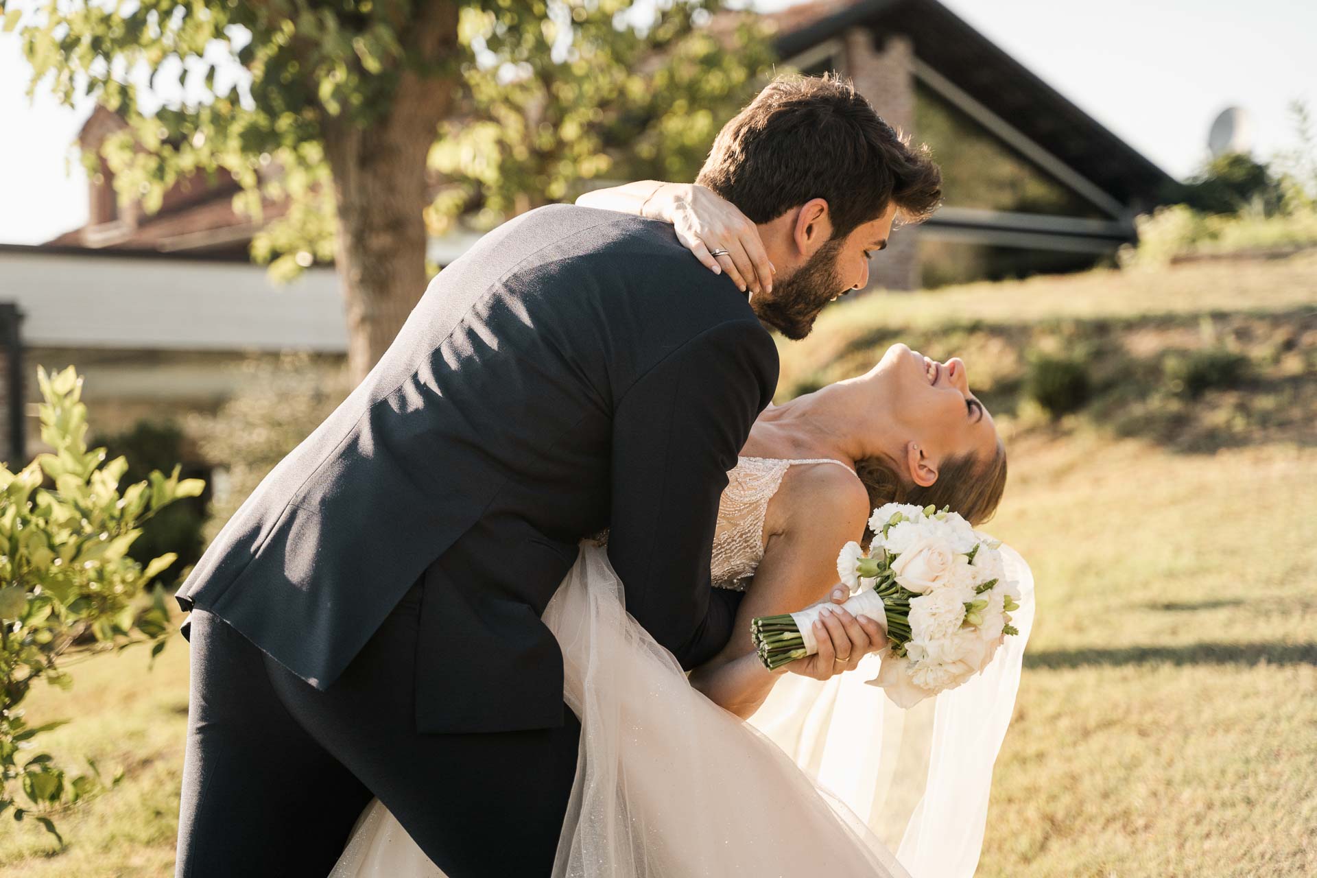 Il casquè: lo sposo piega la sposa all'indietro, tra le risate