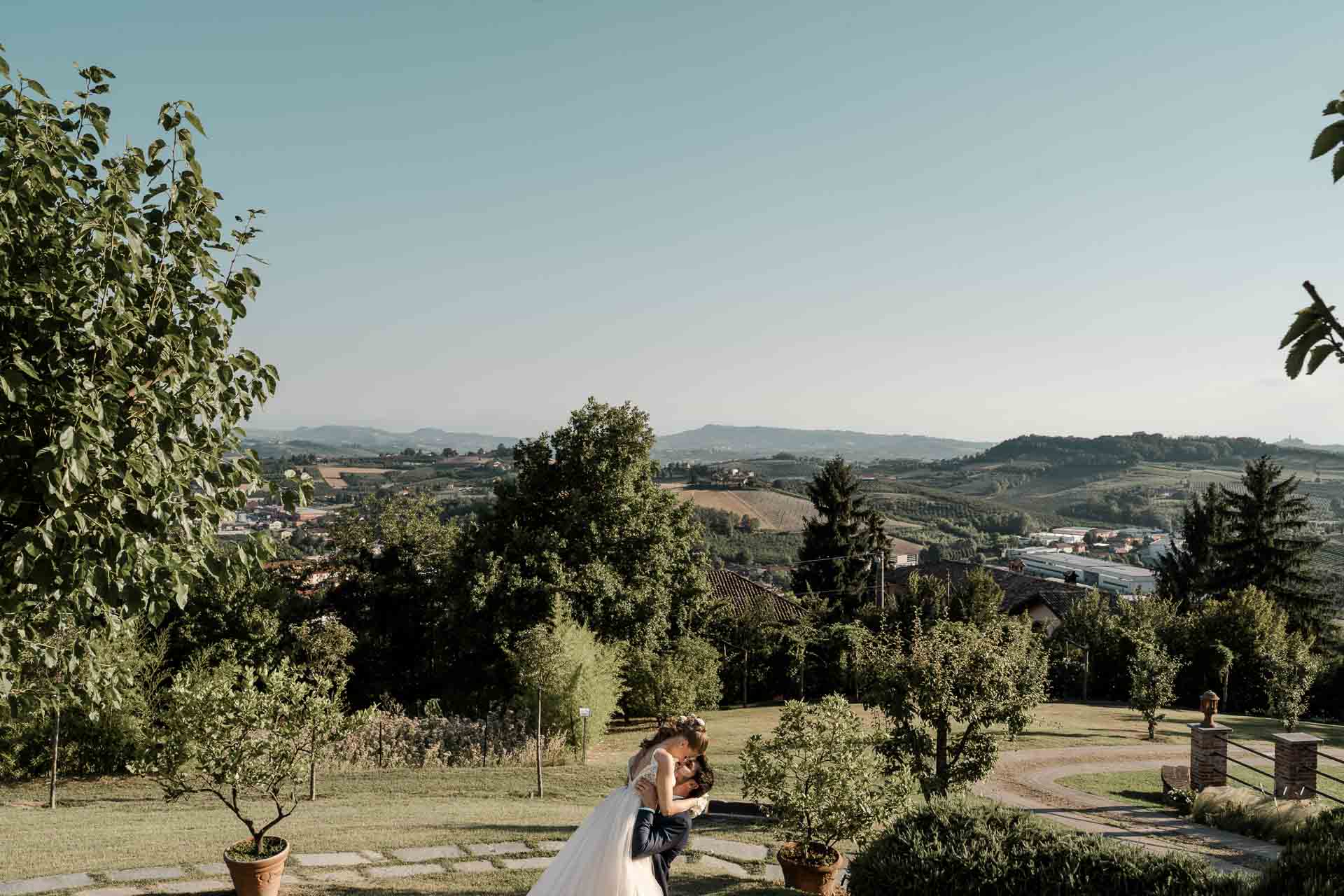 Gli sposi piccoli nel parco, sotto le colline del Roero