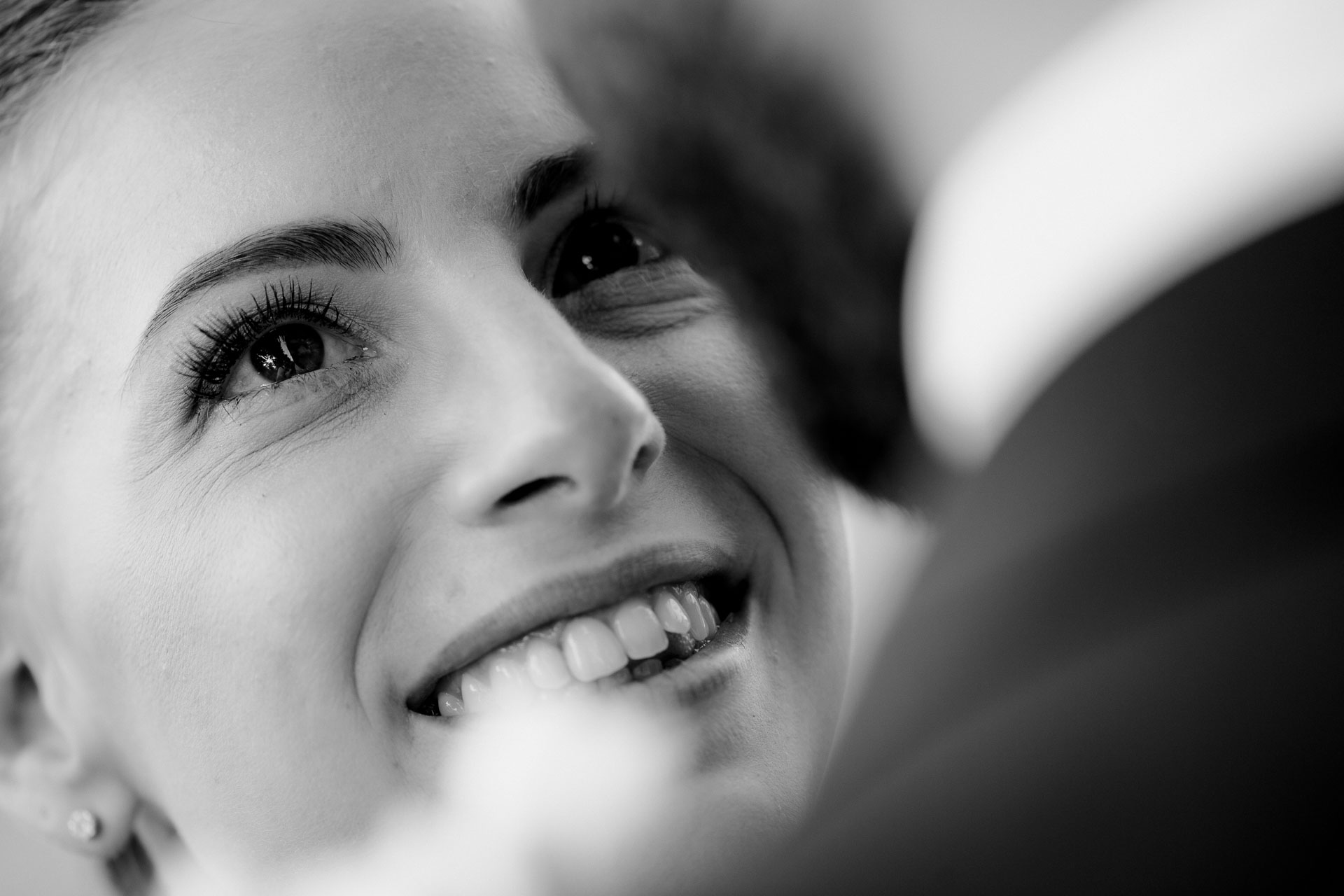 In bianco e nero, il sorriso della sposa tra le braccia dello sposo